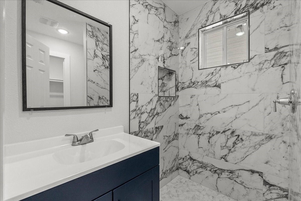 1105 W Ellaine Avenue, Pasadena, TX 77506 Primary Bath