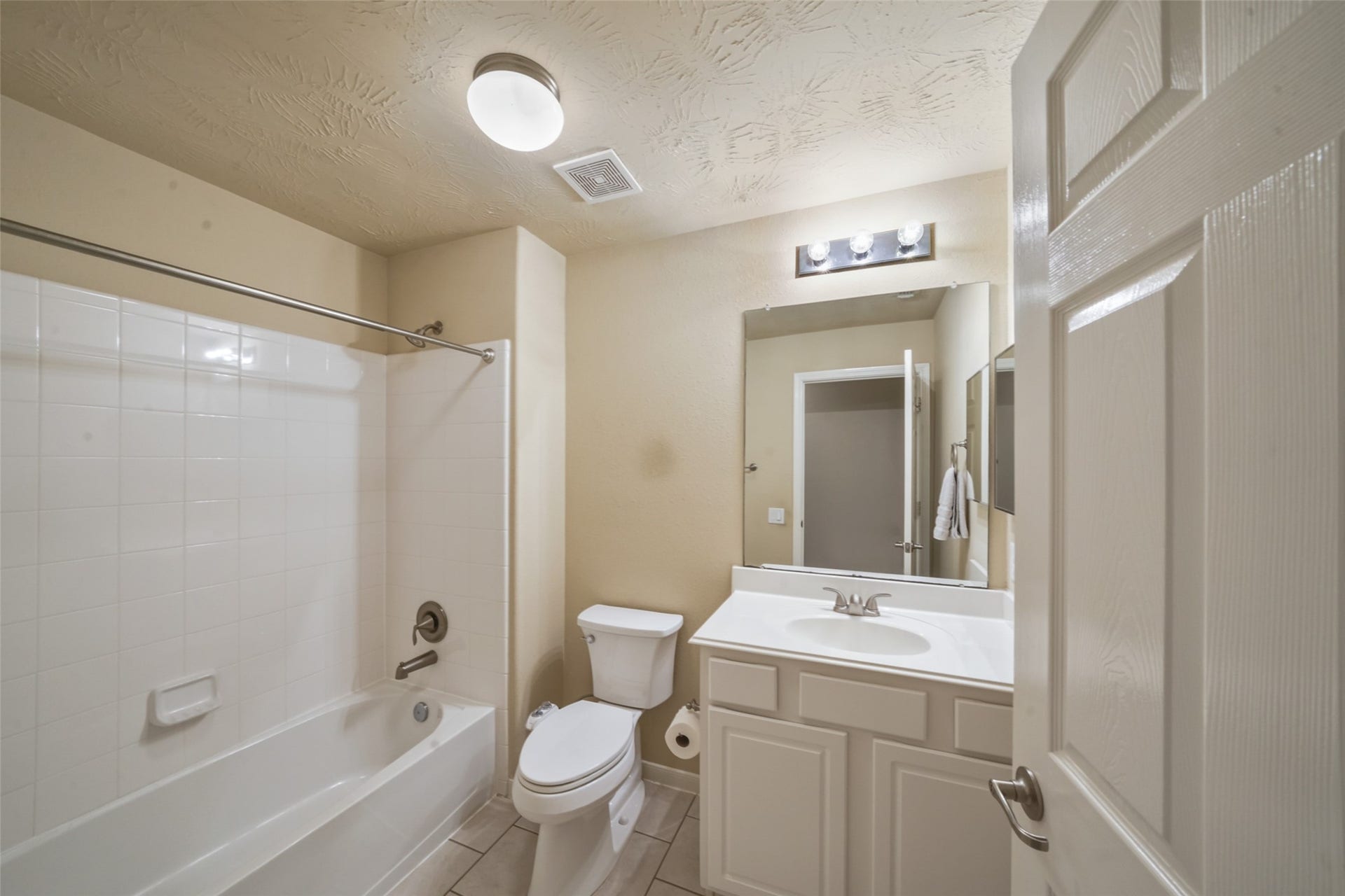 7 Fitzroy Place, Conroe, TX 77384 Secondary bath with tub/shower combo