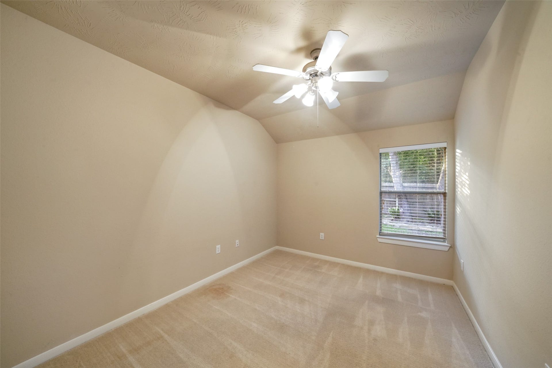 7 Fitzroy Place, Conroe, TX 77384 Secondary bed with carpet, ceiling fan and overlooks the backyard.