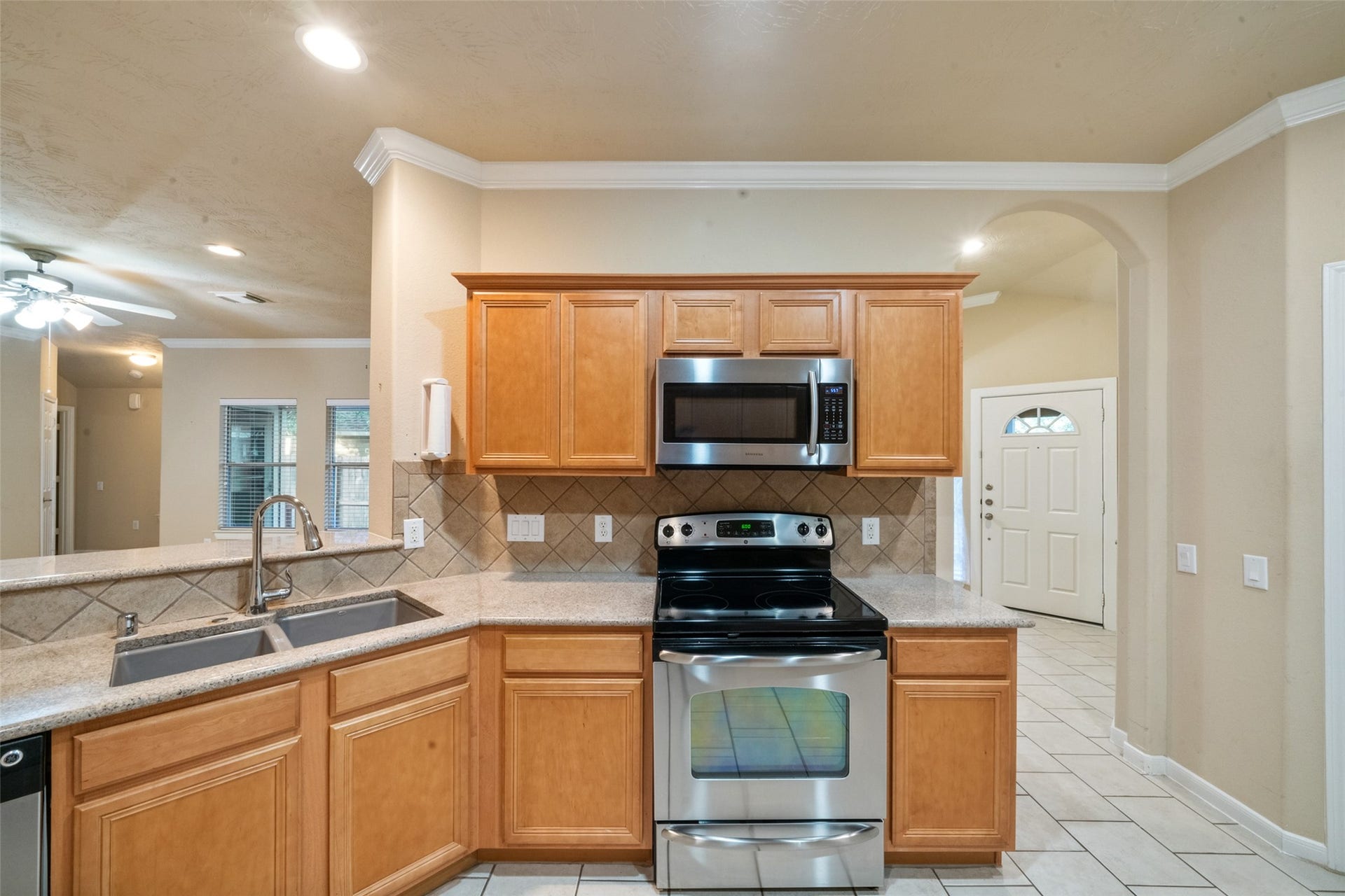 7 Fitzroy Place, Conroe, TX 77384 Stainless appliances, granite countertops and a sit at bar.