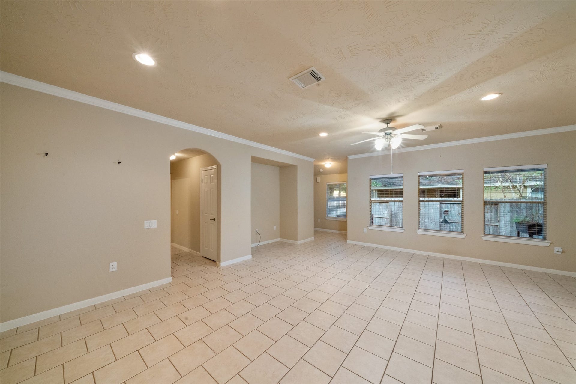 7 Fitzroy Place, Conroe, TX 77384 Secondary bed and bath through the arched doorway. Hall has additional storage closet.