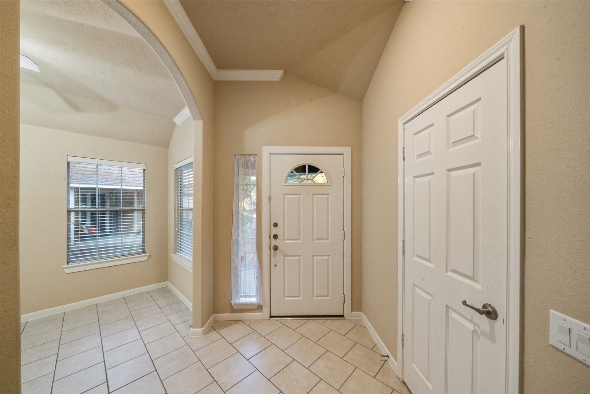 7 Fitzroy Place, Conroe, TX 77384 As soon as you enter the home you will notice the extra space and coat/storage closet