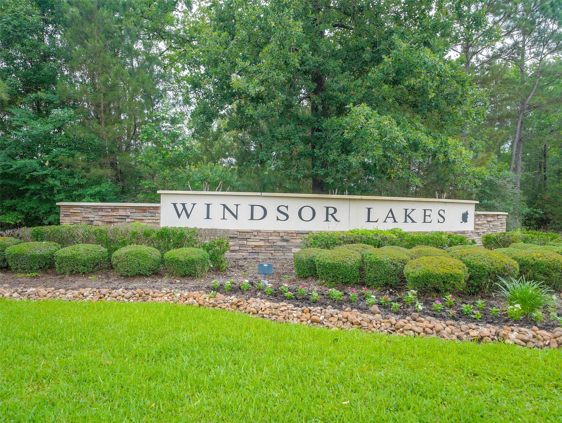 7 Fitzroy Place, Conroe, TX 77384 Welcome Home to Windsor Lakes, a premier 55+ Community. Easy access to shopping & dining. Quiet community with mature woods, manicured lawns and make this a great place to call home!