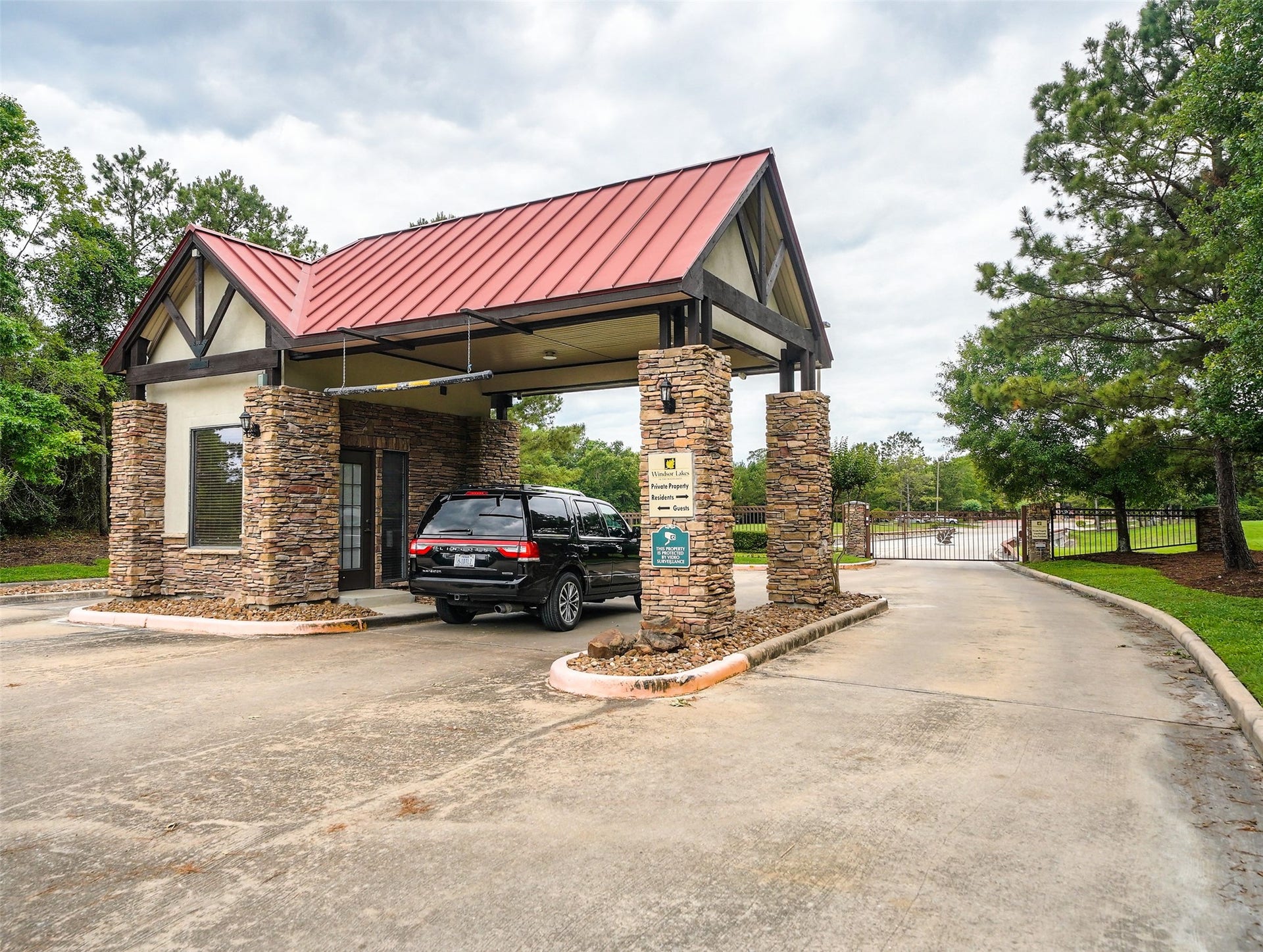 7 Fitzroy Place, Conroe, TX 77384 Please enter through this area for showings.
