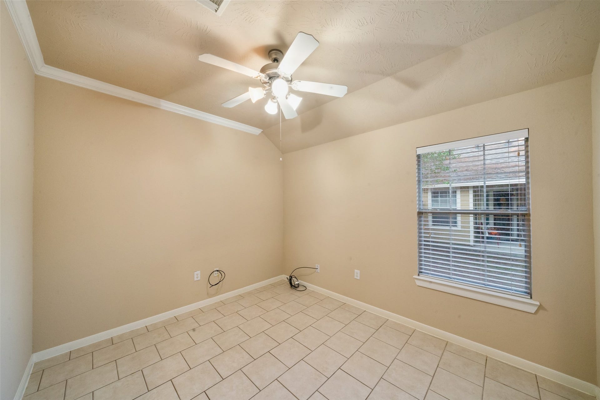 7 Fitzroy Place, Conroe, TX 77384 Flex space at the front of the home is ideal for an office, sitting area or hobby room.