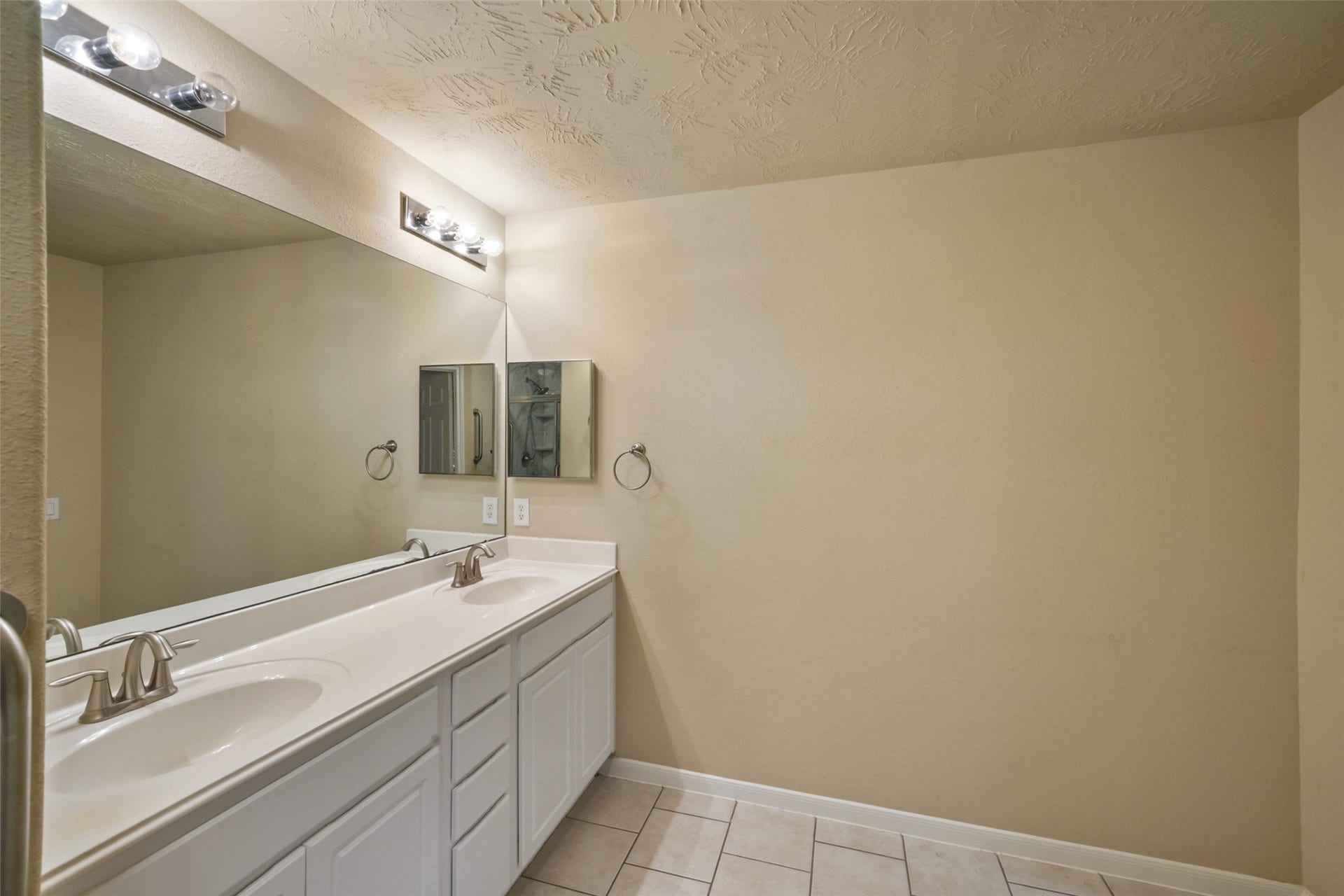 7 Fitzroy Place, Conroe, TX 77384 Large area with double sinks, cabinet space, drawers and mirrored medicine cabinet.