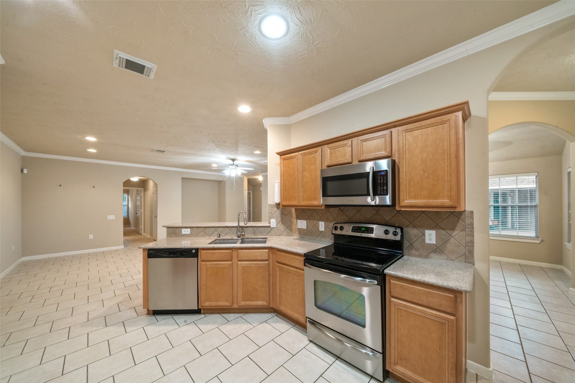 7 Fitzroy Place, Conroe, TX 77384 Kitchen space is open to the rest of the home, perfect for entertaining or enjoying your favorite show while you prepare a quite meal.