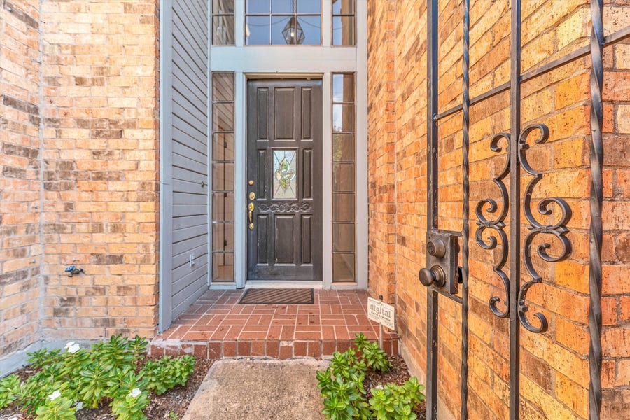 Property photo for 109 W 10th Street W, Houston, TX