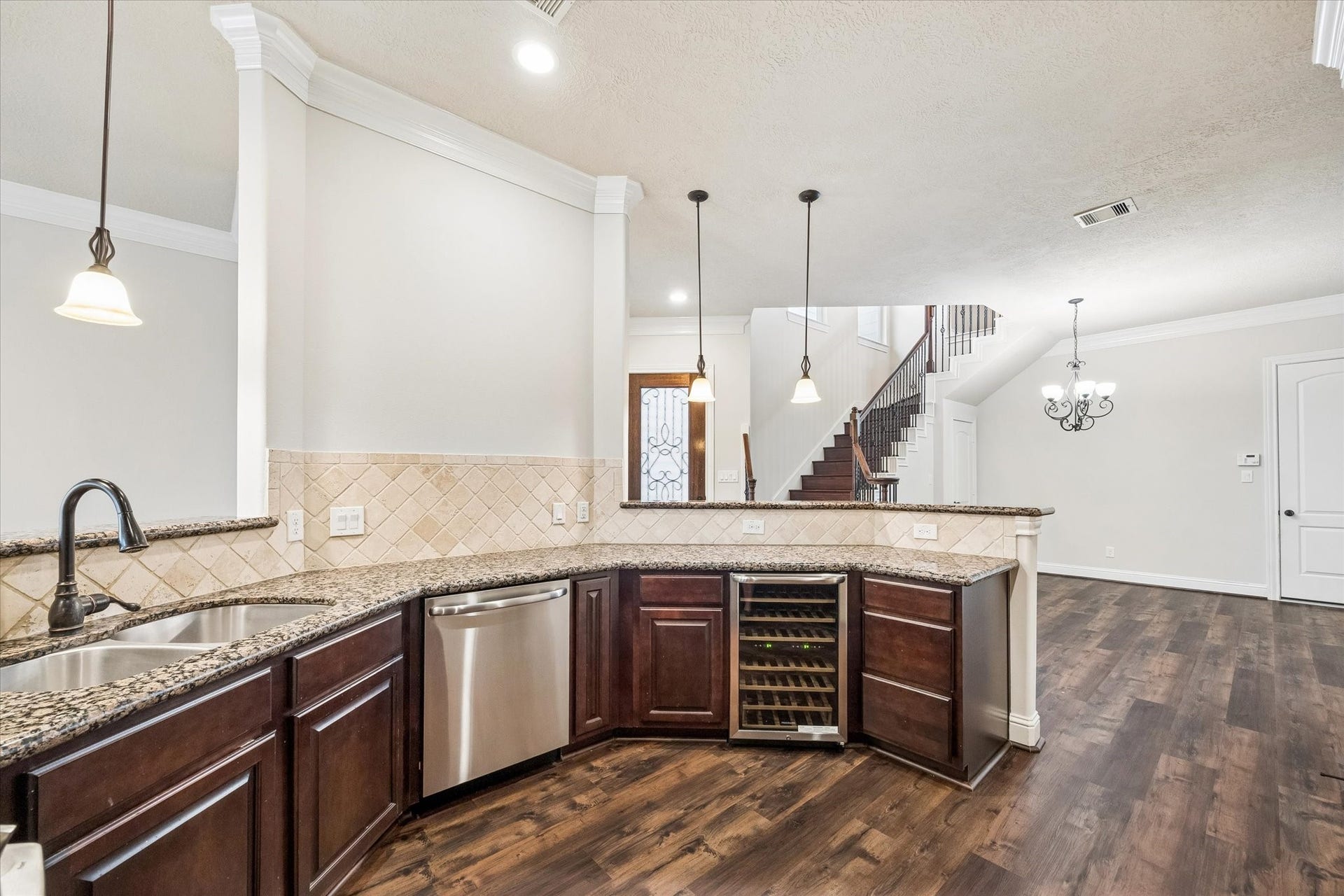 5513 Petty Street, #C, Houston, TX 77007 Gourmet kitchen overlooking the main living areas for easy gathering.