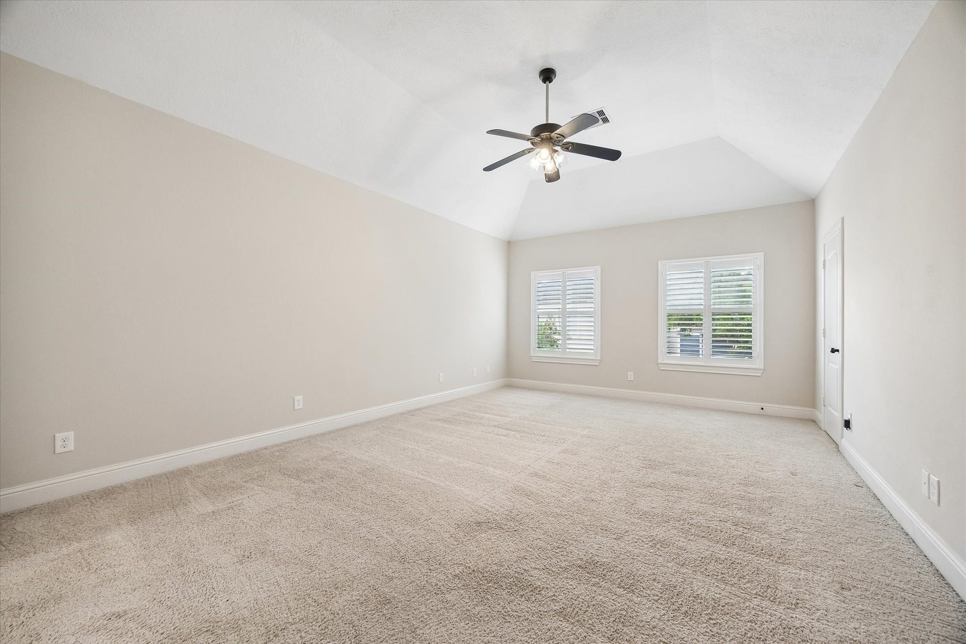 5513 Petty Street, #C, Houston, TX 77007 Large upstairs room with vaulted ceiling and versatile use options.