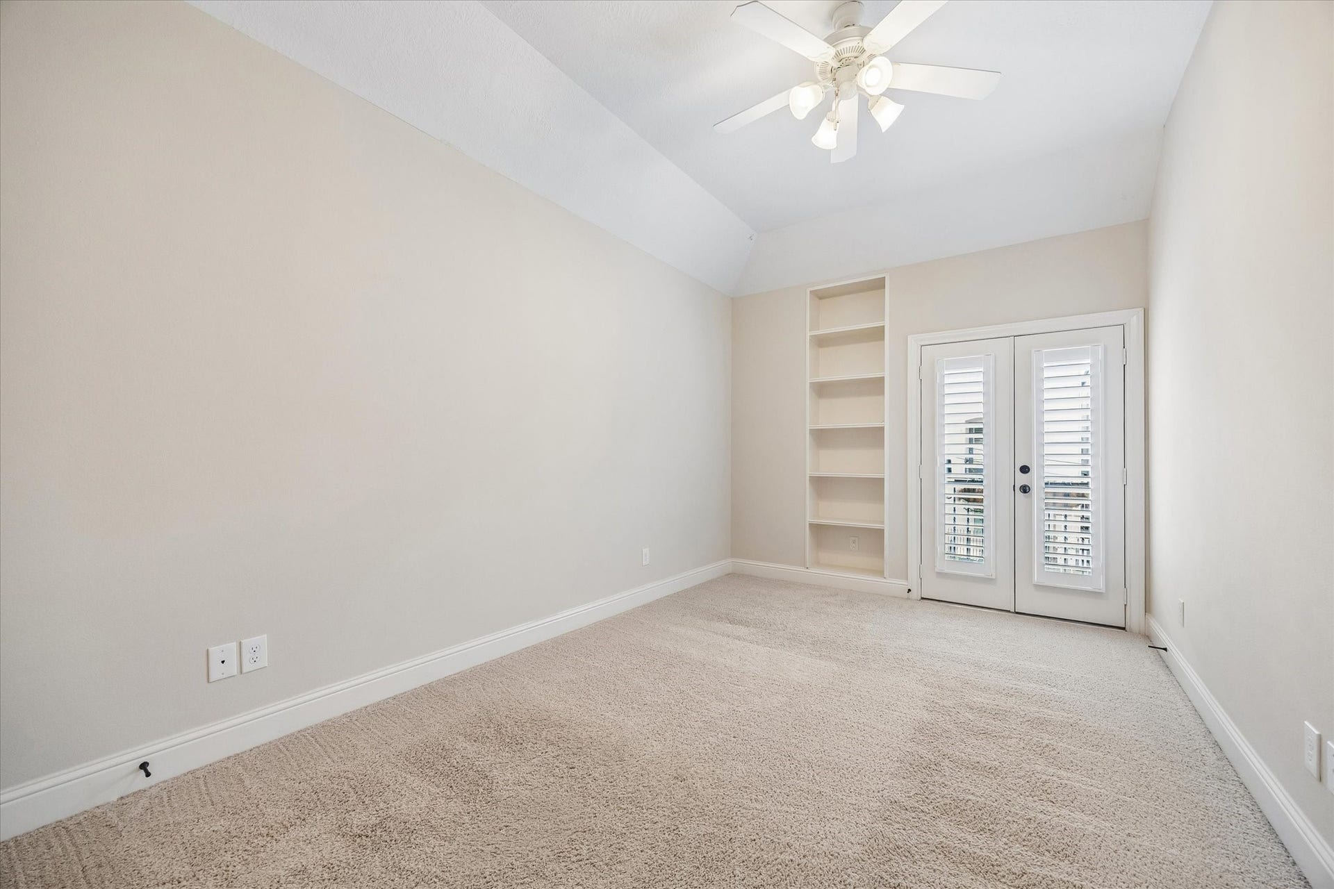 5513 Petty Street, #C, Houston, TX 77007 Bright bedroom retreat featuring generous space and custom built-ins.