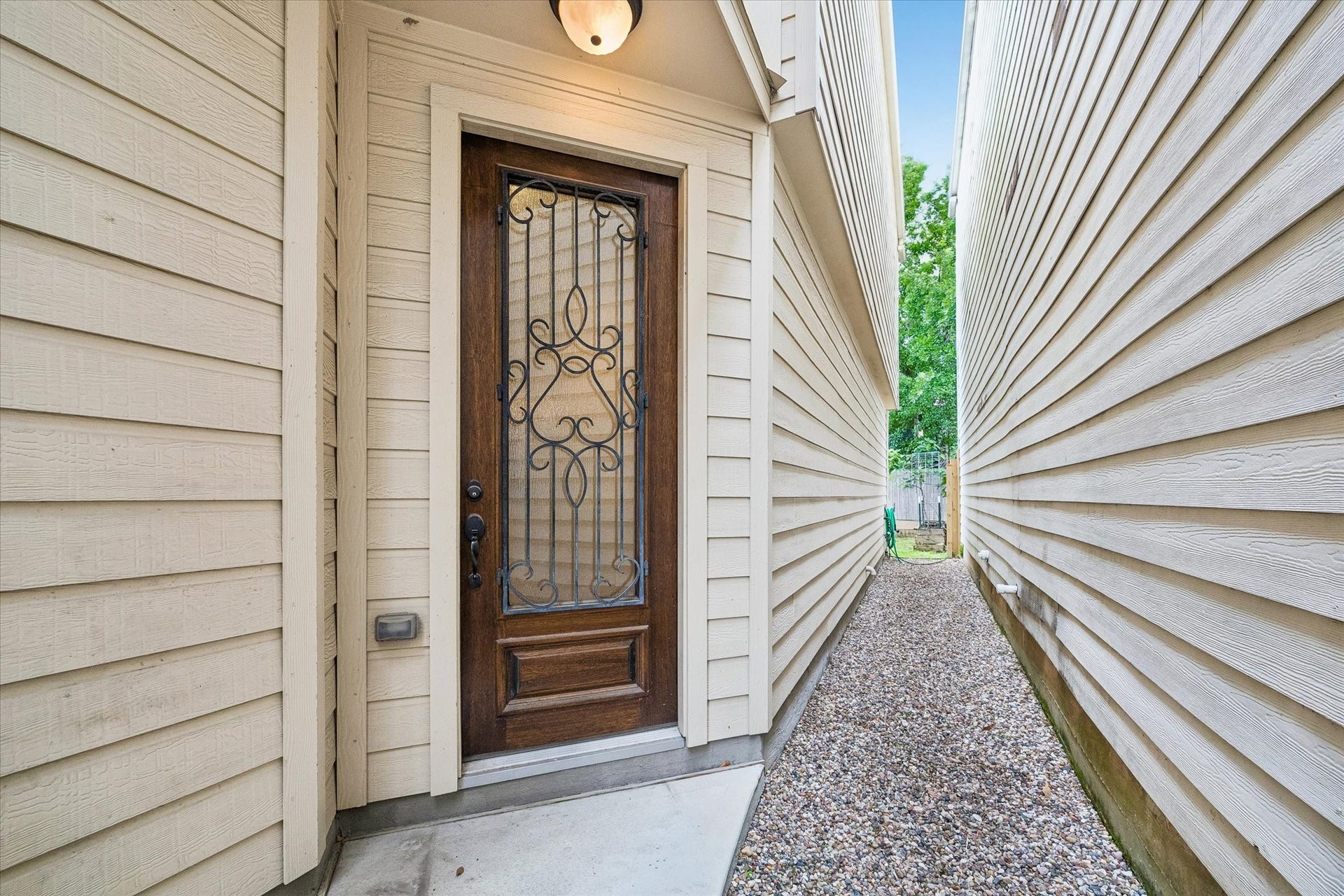 5513 Petty Street, #C, Houston, TX 77007 Private covered entryway offering charm and added privacy.