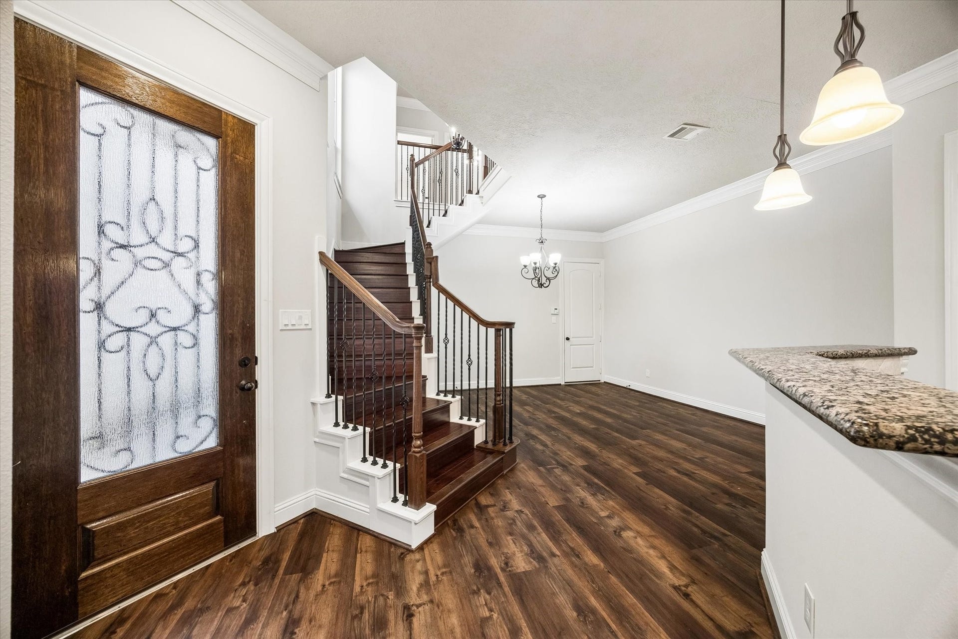 5513 Petty Street, #C, Houston, TX 77007 Bright foyer and dining area with seamless flow to the kitchen.