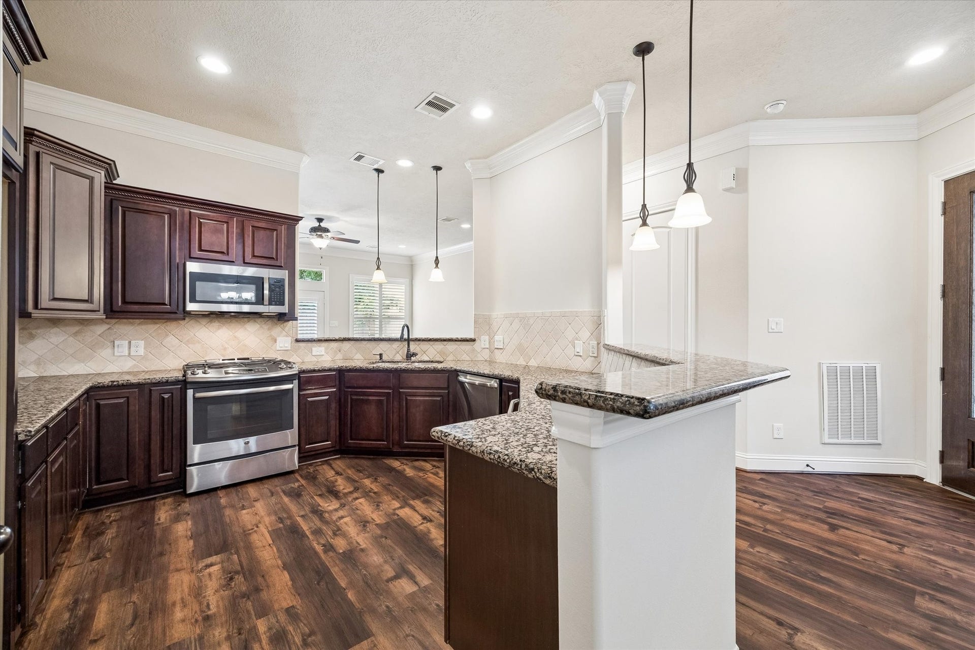 5513 Petty Street, #C, Houston, TX 77007 Stylish kitchen with breakfast bar, ample cabinetry, and generous workspace.