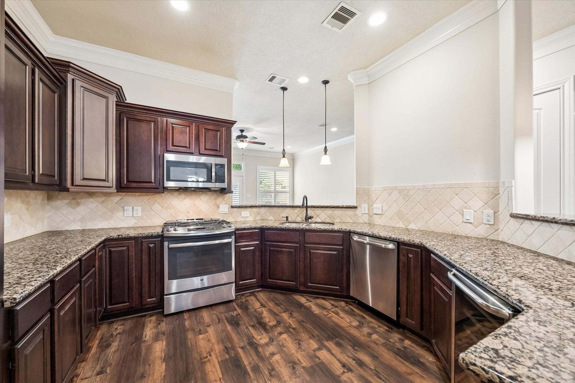 5513 Petty Street, #C, Houston, TX 77007 Spacious kitchen designed for entertaining with abundant counter space.