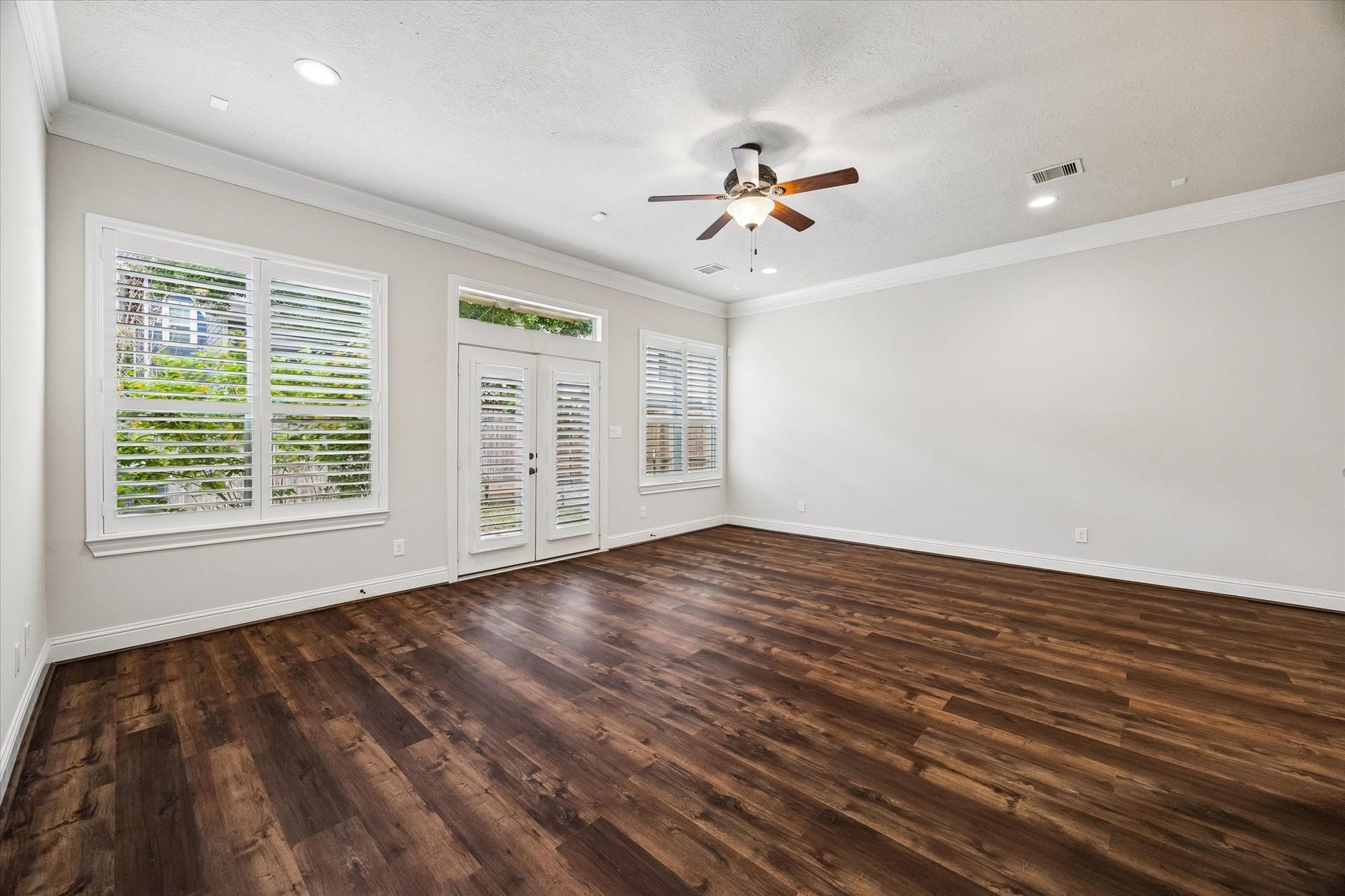 5513 Petty Street, #C, Houston, TX 77007 Expansive living room with abundant natural light and access to outdoor space.
