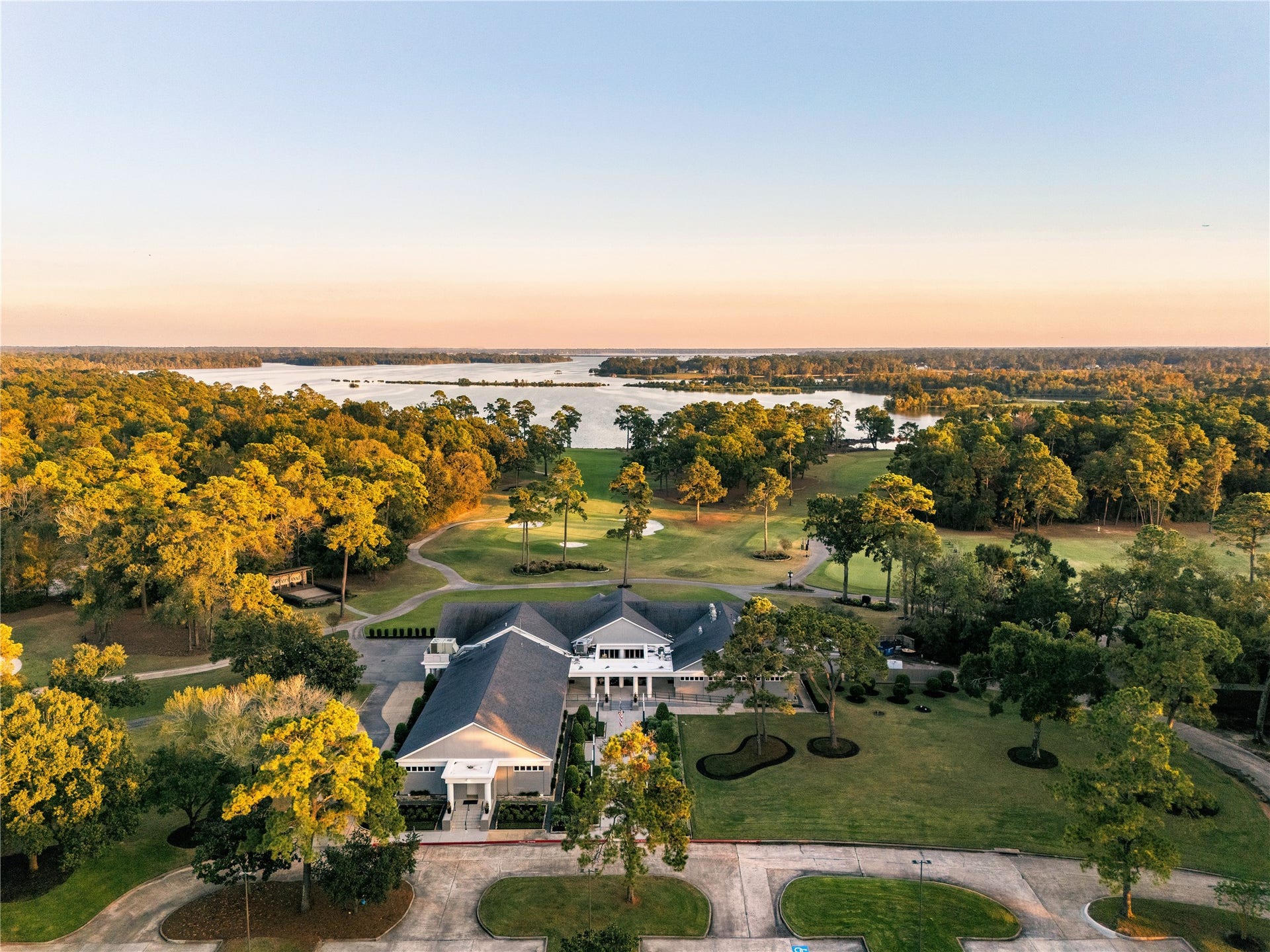 4719 Breezy Point Drive, Houston, TX 77345 The nearby Kingwood Country Club Deerwood Clubhouse complements the communitys prestigious golf setting, offering a refined country-club atmosphere just moments from home.