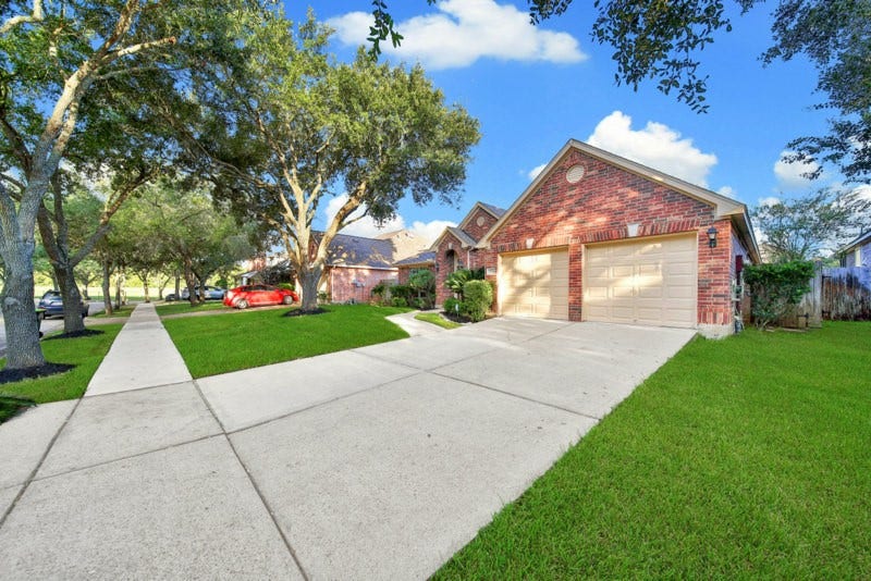 4911 Big Elm Circle, Missouri City, TX 77459 4-sided brick one story home is located on a quite cul-de-sac steet.