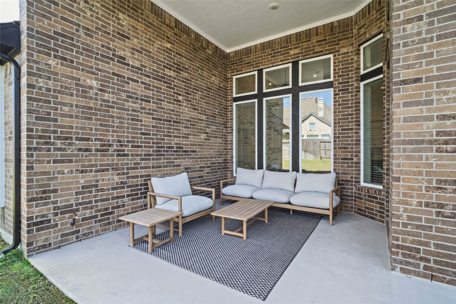 Ample room for relaxation or outdoor gatherings. This cozy space provides a perfect retreat for unwinding in the fresh air.