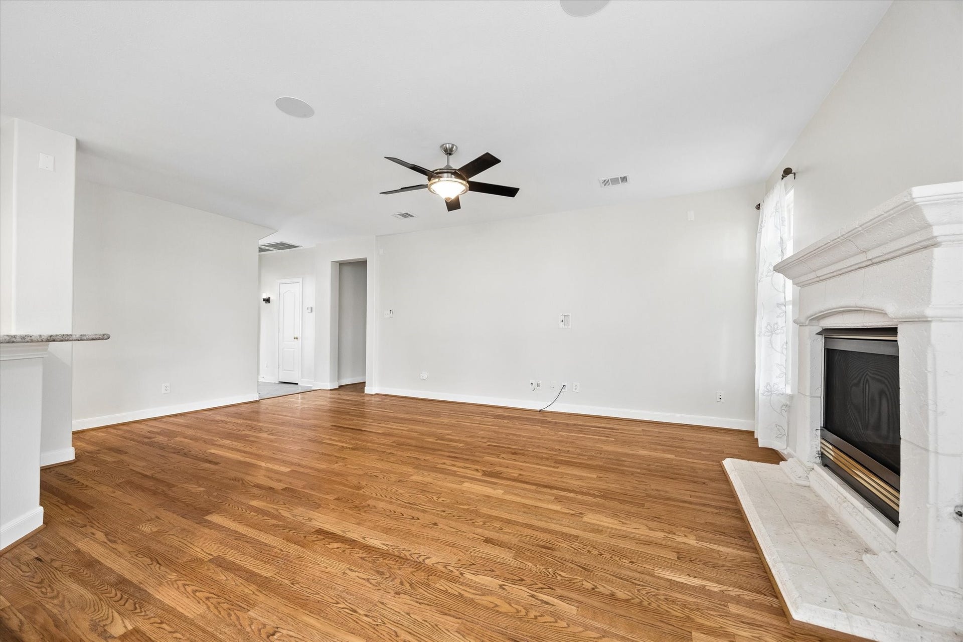 1502 Lakeside Enclave Drive, Houston, TX 77077 Living Room