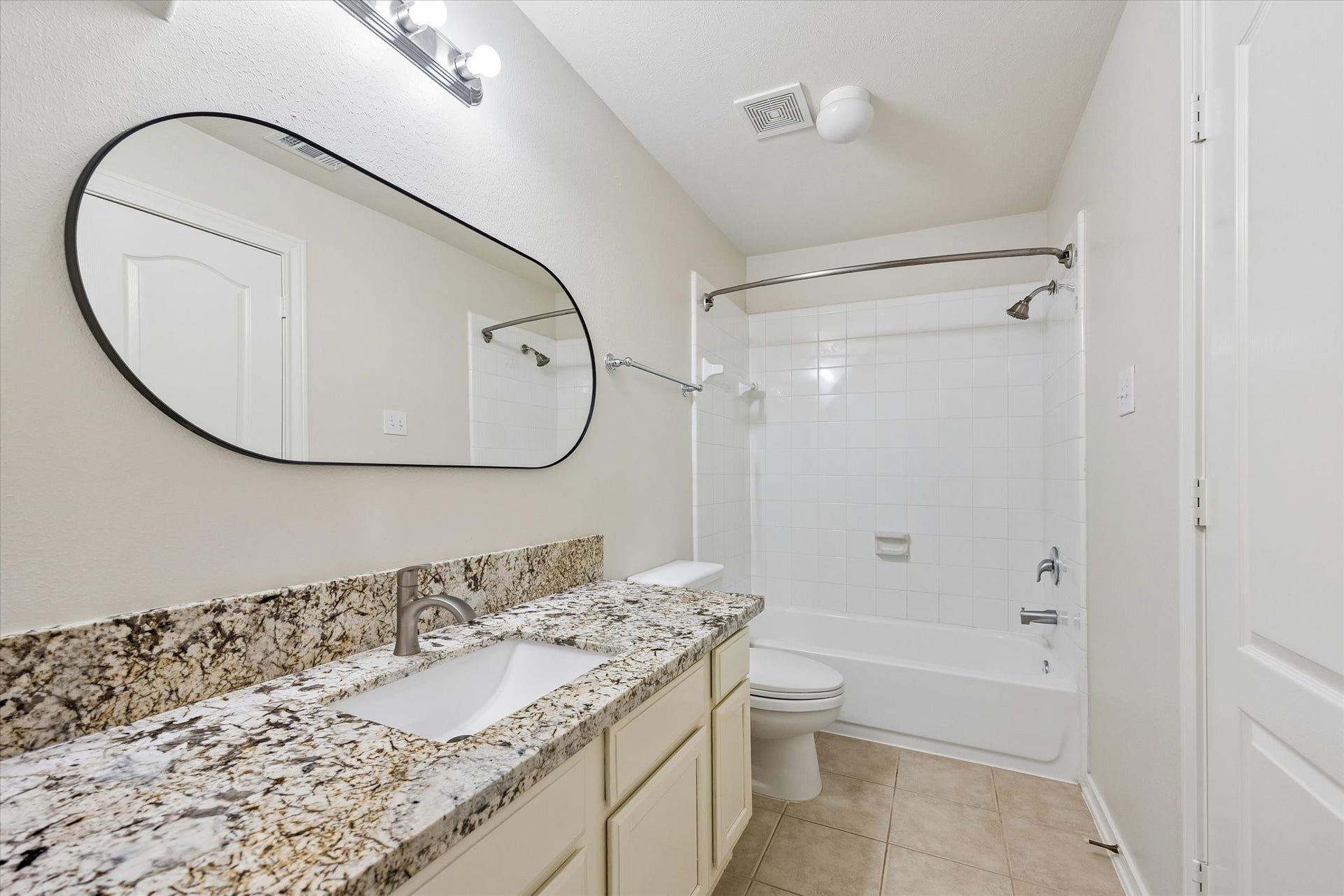 1502 Lakeside Enclave Drive, Houston, TX 77077 Upstairs bath shared by the Game Room/5th bedroom and bedroom on the right.