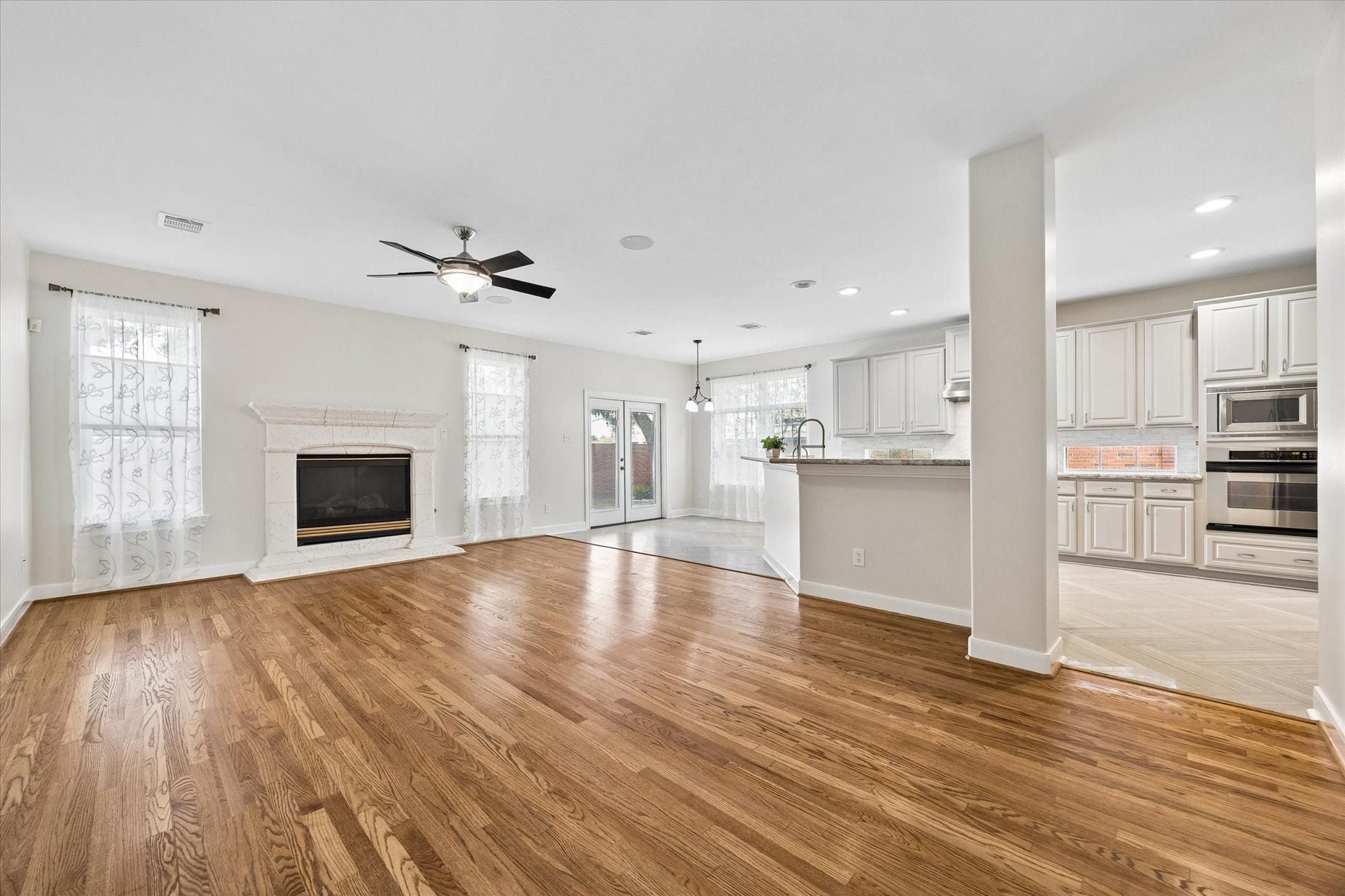 1502 Lakeside Enclave Drive, Houston, TX 77077 Living Room
