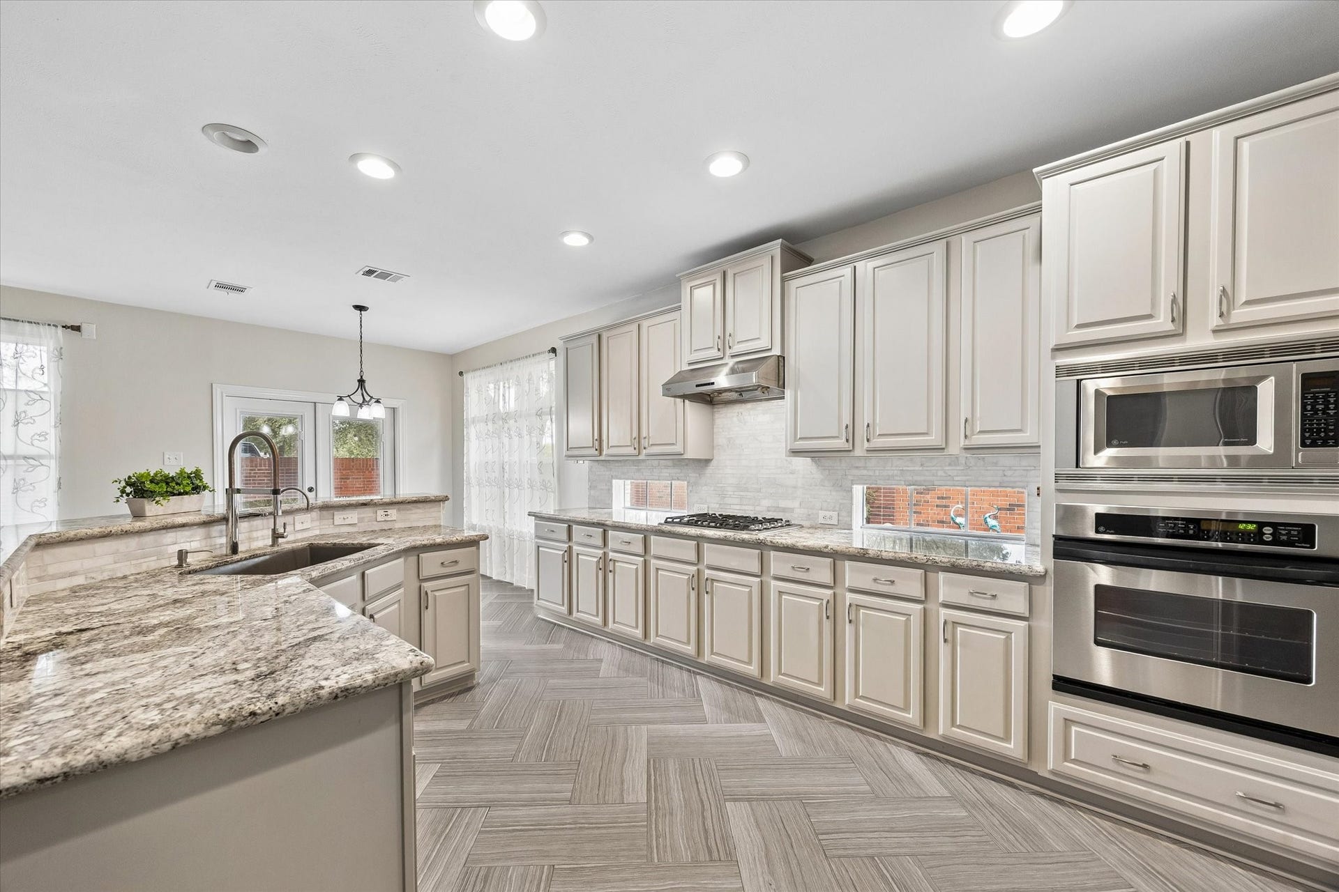 1502 Lakeside Enclave Drive, Houston, TX 77077 Kitchen