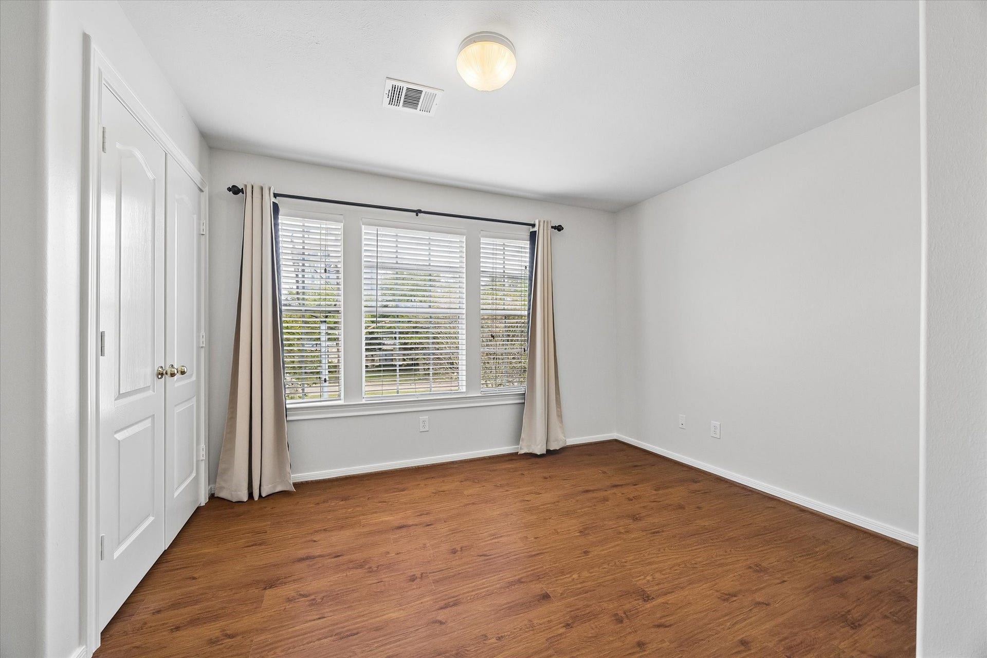 1502 Lakeside Enclave Drive, Houston, TX 77077 Upstairs right bedroom.
