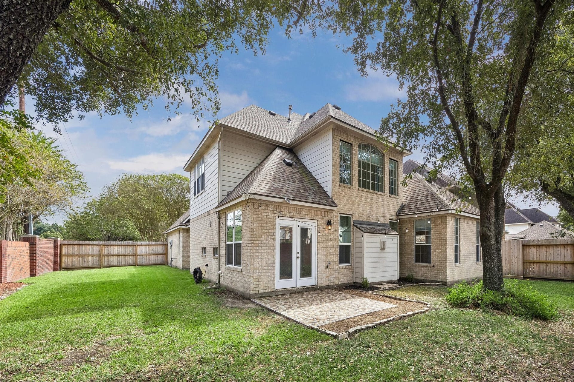 1502 Lakeside Enclave Drive, Houston, TX 77077 The large side yard area that can accomdate a 55 ft. batting cage for the baseball lover in training!
