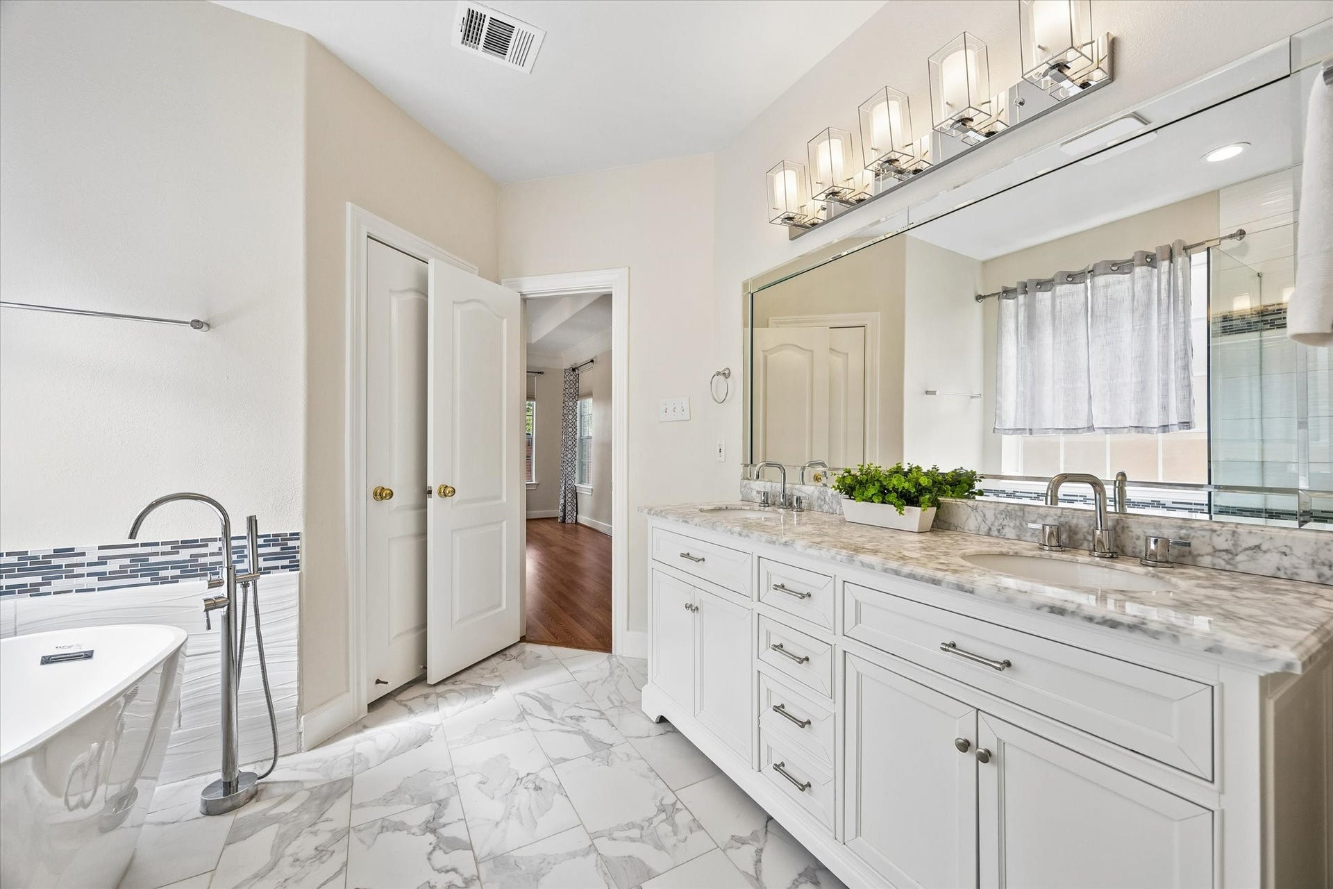 1502 Lakeside Enclave Drive, Houston, TX 77077 Primary Bath