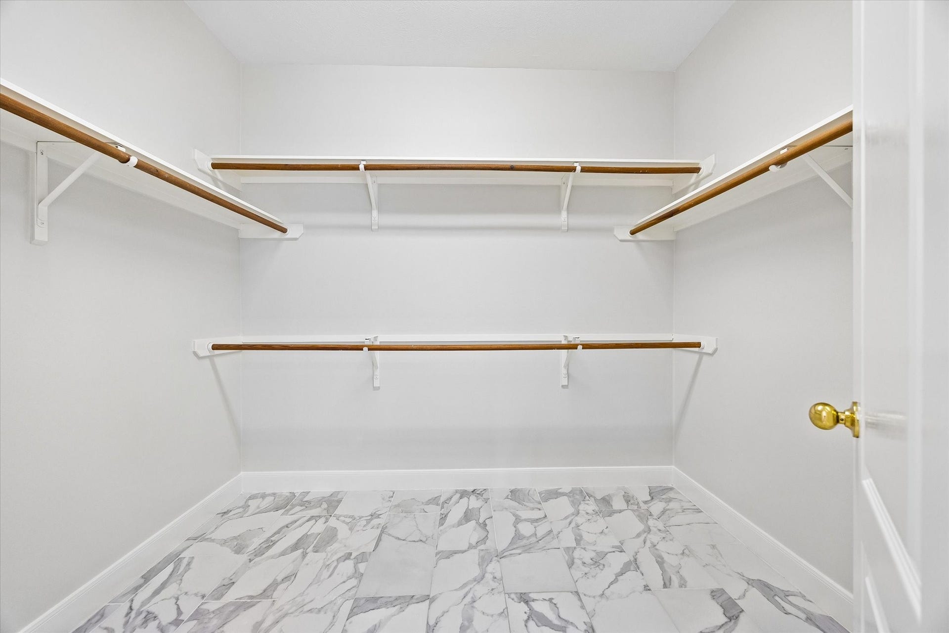 1502 Lakeside Enclave Drive, Houston, TX 77077 Primary Walk-In Closet