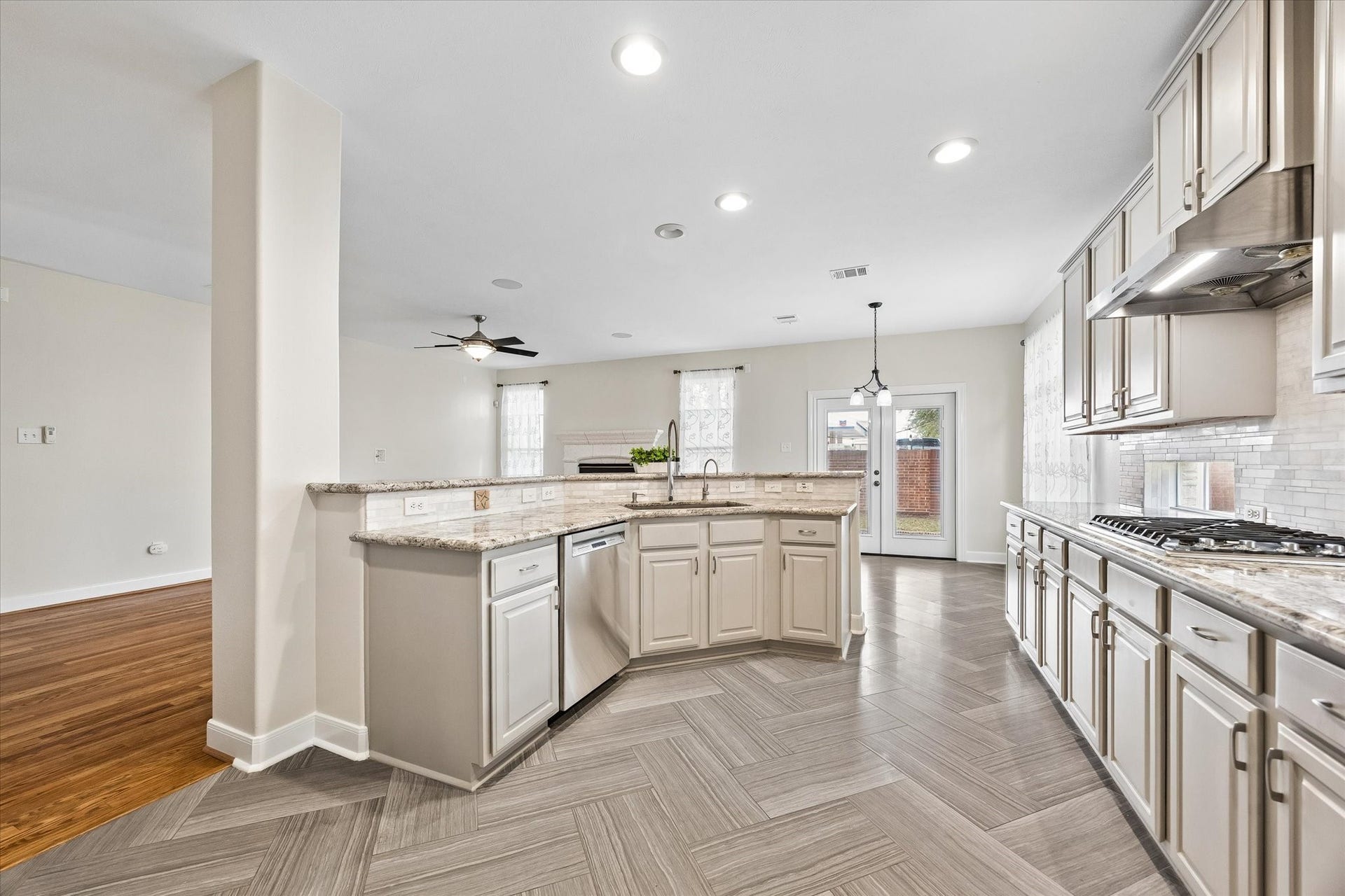 1502 Lakeside Enclave Drive, Houston, TX 77077 Kitchen