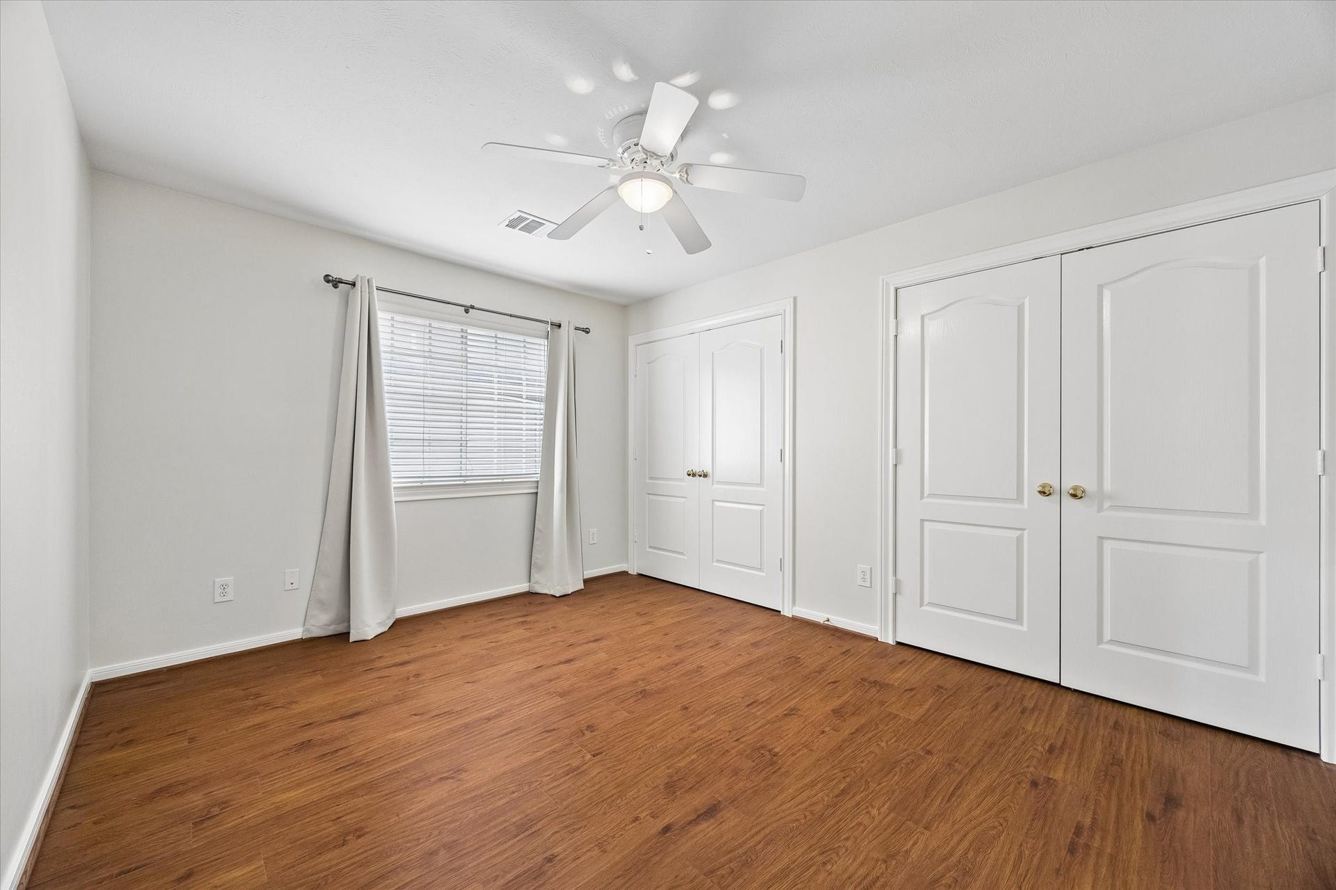 1502 Lakeside Enclave Drive, Houston, TX 77077 Upstairs bedroom.