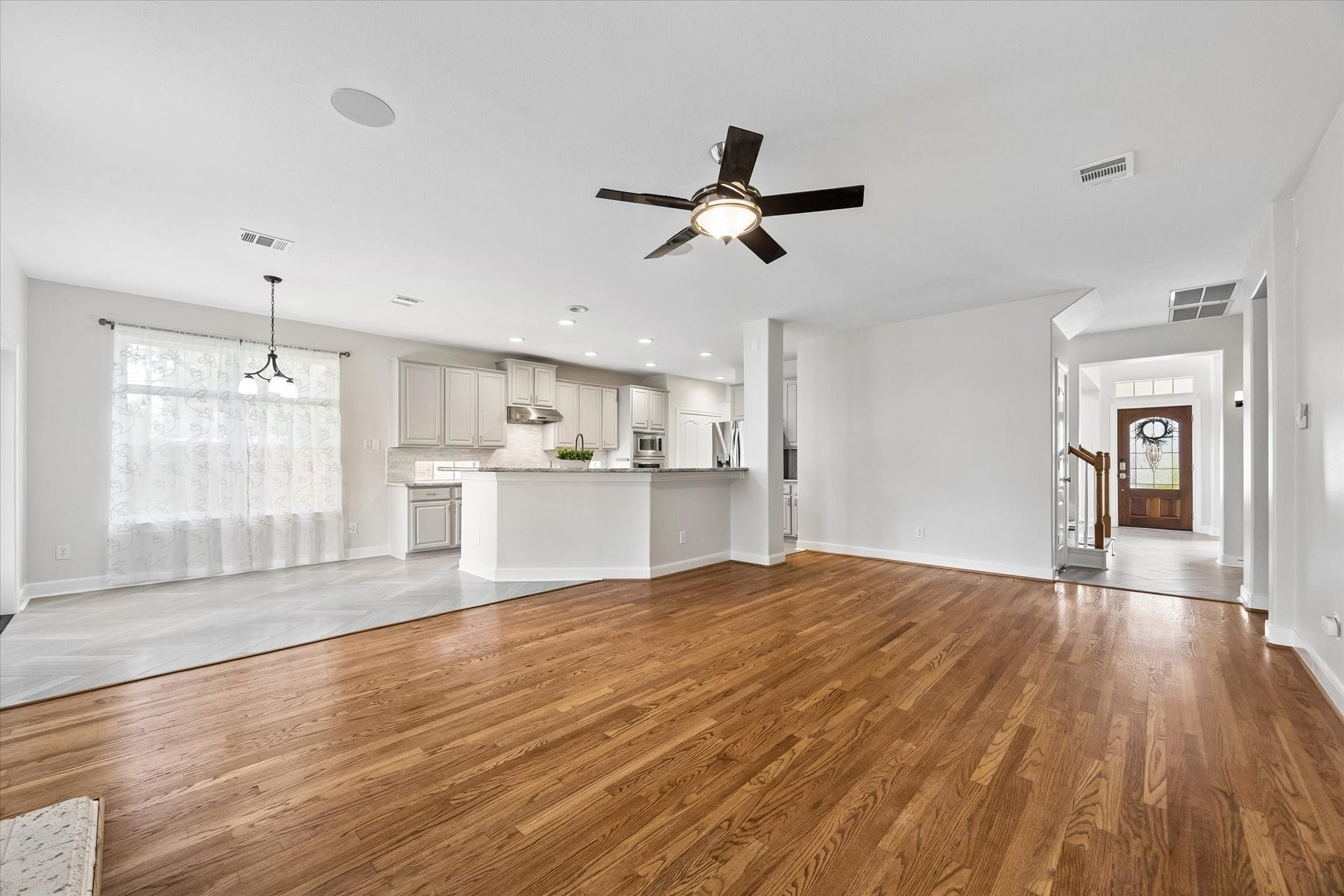 1502 Lakeside Enclave Drive, Houston, TX 77077 Living Room