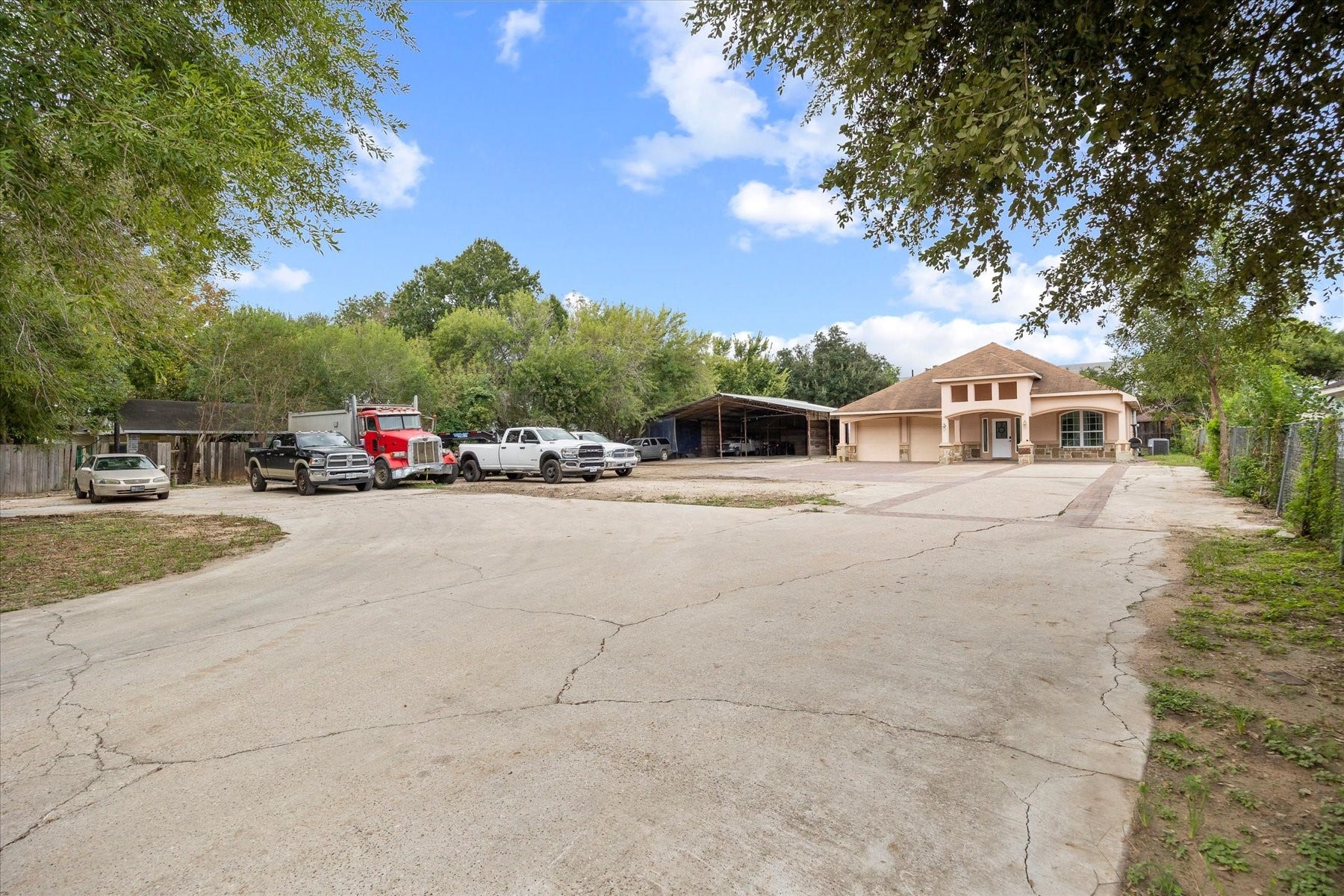 22214 Foxbend Drive, Katy, TX 77449 Extensive Driveway & Parking