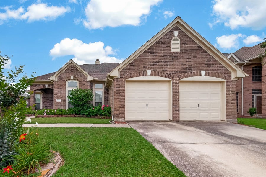 Property photo for 1707 Country Club Cove Drive, Baytown, TX
