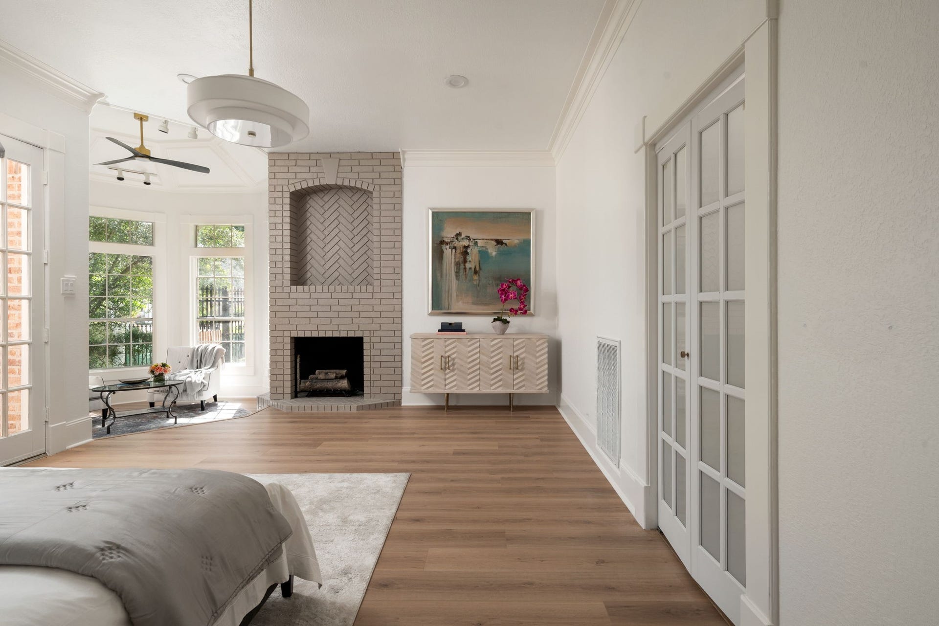 93 Greensward Lane, Sugar Land, TX 77479 The primary bedroom combines generous scale with a flexible layout designed for both relaxation and everyday living. French doors provide direct access to the patio and surrounding outdoor areas. Updated lighting, neutral finishes, and oversized windows continue throughout the suite.
