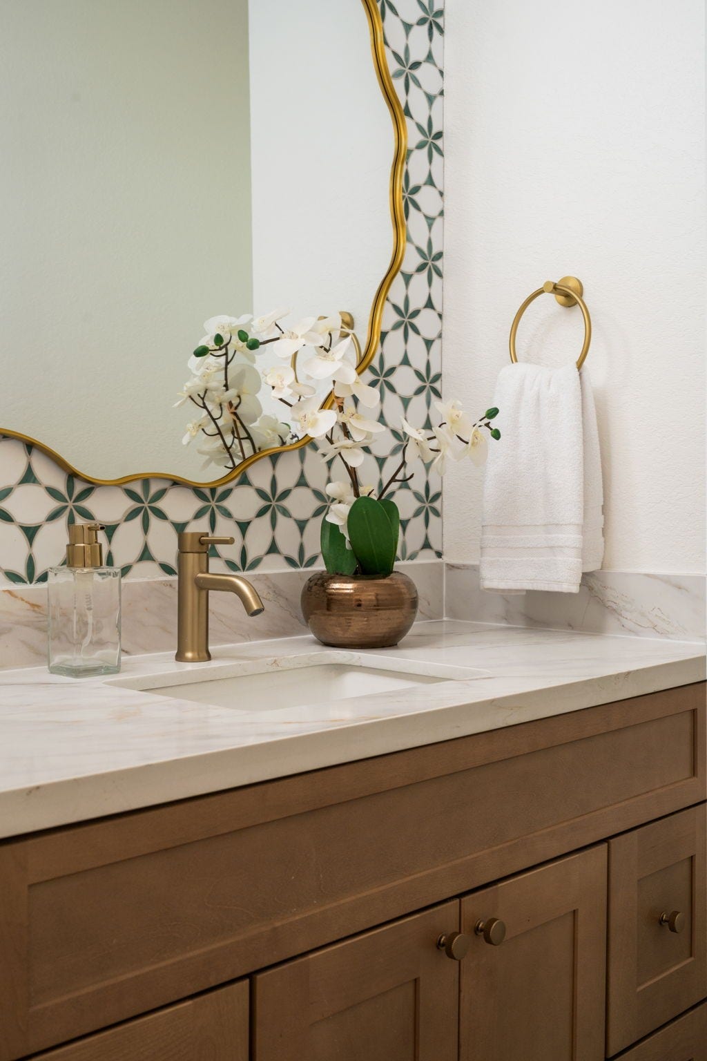 93 Greensward Lane, Sugar Land, TX 77479 The powder bath features updated vanity cabinetry, contemporary fixtures, and designer lighting details. Renovated finishes continue throughout the space with a clean and modern presentation. Positioned near the main entertaining areas for guest convenience.
