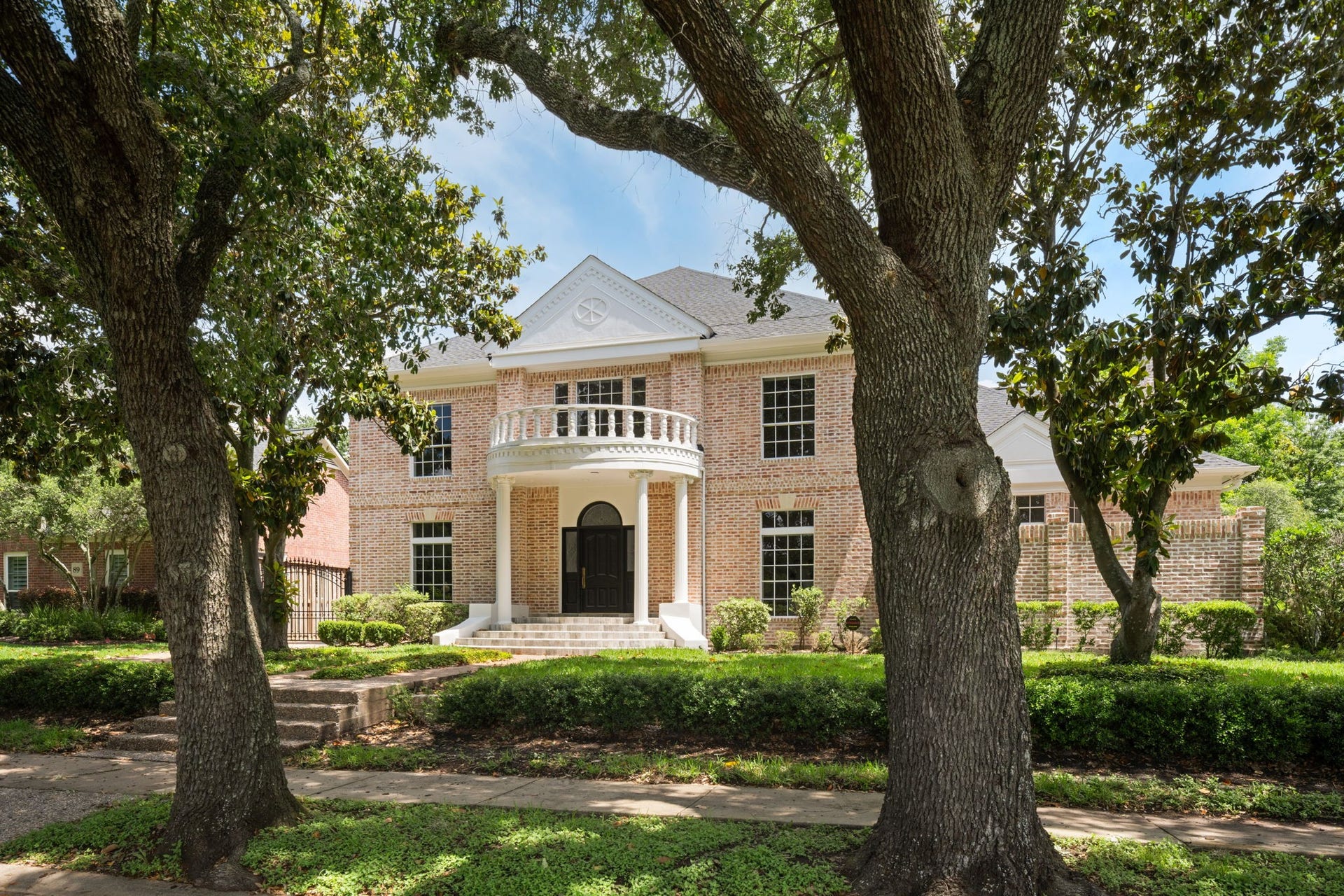 93 Greensward Lane, Sugar Land, TX 77479 Positioned on a corner lot in Sweetwater Section 1, 93 Greensward Lane blends classic architecture with a fully renovated interior in one of Sugar Lands established golf course communities. Mature trees and updated landscaping frame the homes German schmear brick exterior and welcoming entry.