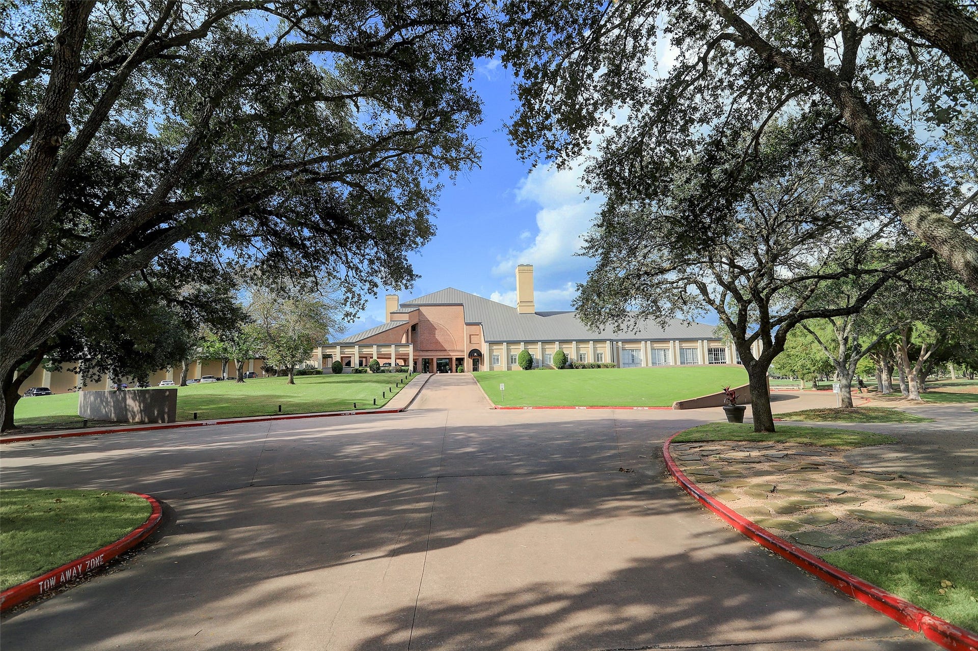 93 Greensward Lane, Sugar Land, TX 77479 The Sweetwater Country Club offers a private club setting with golf, tennis, dining, fitness, and resort-style amenities in the heart of Sugar Land. Surrounded by mature trees and established landscaping, the club serves as a centerpiece of the community lifestyle. Residents enjoy convenient access to the Tournament Players Club golf courses and nearby recreational amenities.