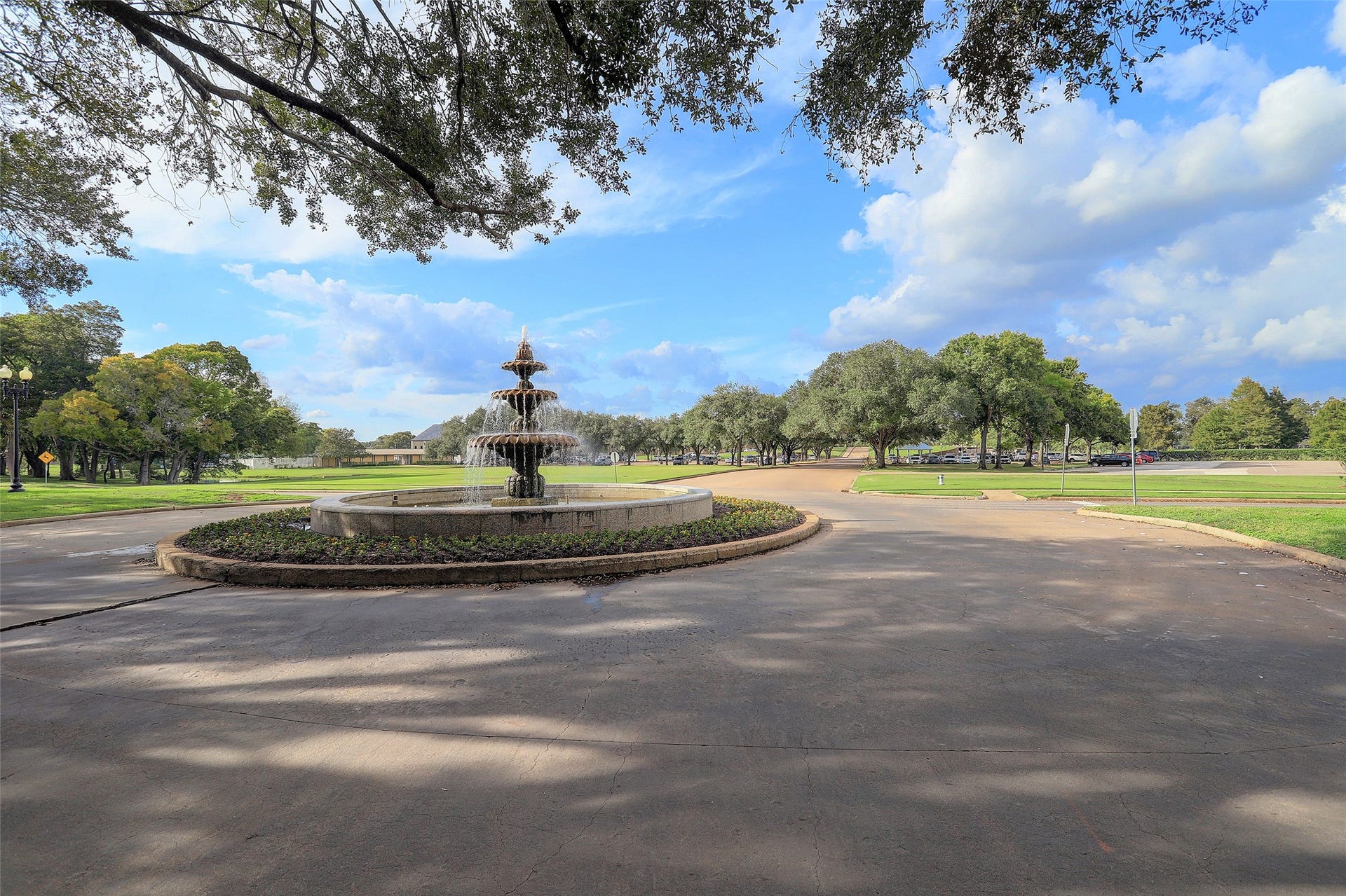 93 Greensward Lane, Sugar Land, TX 77479 The community fountain and surrounding greenbelt create a welcoming arrival experience within Sweetwater. Mature landscaping and open green spaces enhance the neighborhoods established character and curb appeal. Sweetwater is recognized for its golf course setting, custom homes and convenient Sugar Land location.