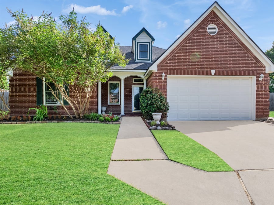 Property photo for 121 Jamestown Avenue, Clute, TX