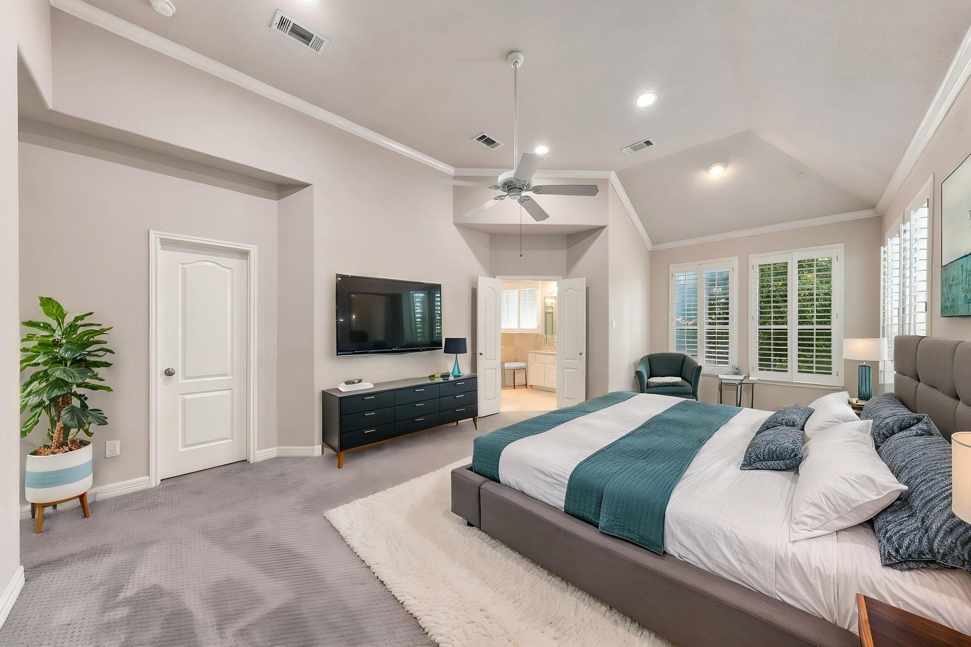 6113 Maxie Street, Houston, TX 77007 The inviting primary suite features a vaulted ceiling, plantation shutters, beautiful natural light & an en-suite bath. All four bedrooms are located upstairs, with three secondary bedrooms offering flexibility for a home office, study or guest accommodations. Virtually staged.