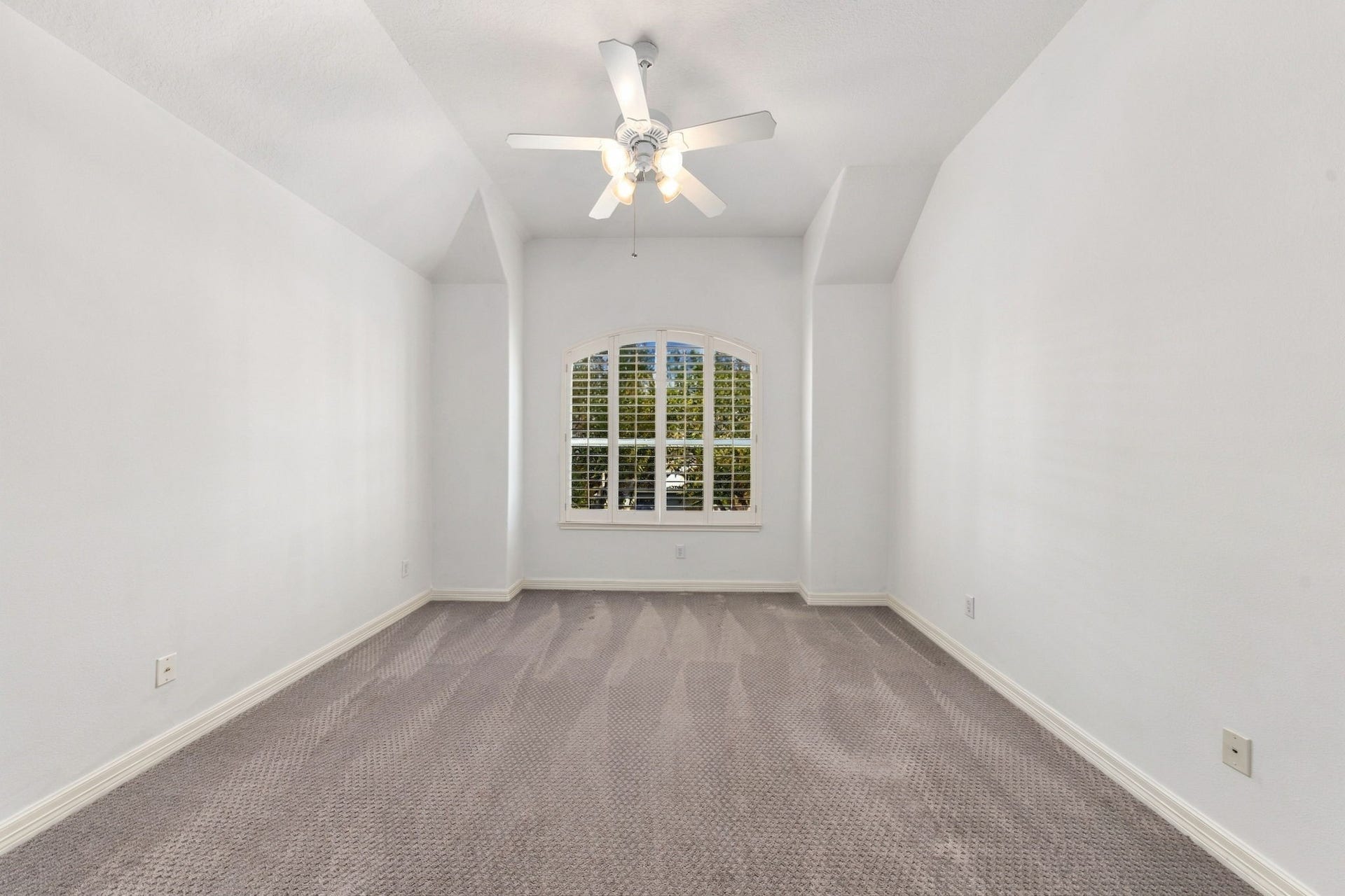 6113 Maxie Street, Houston, TX 77007 Unstaged view of the preceding bedroom, showing the room without furnishings.