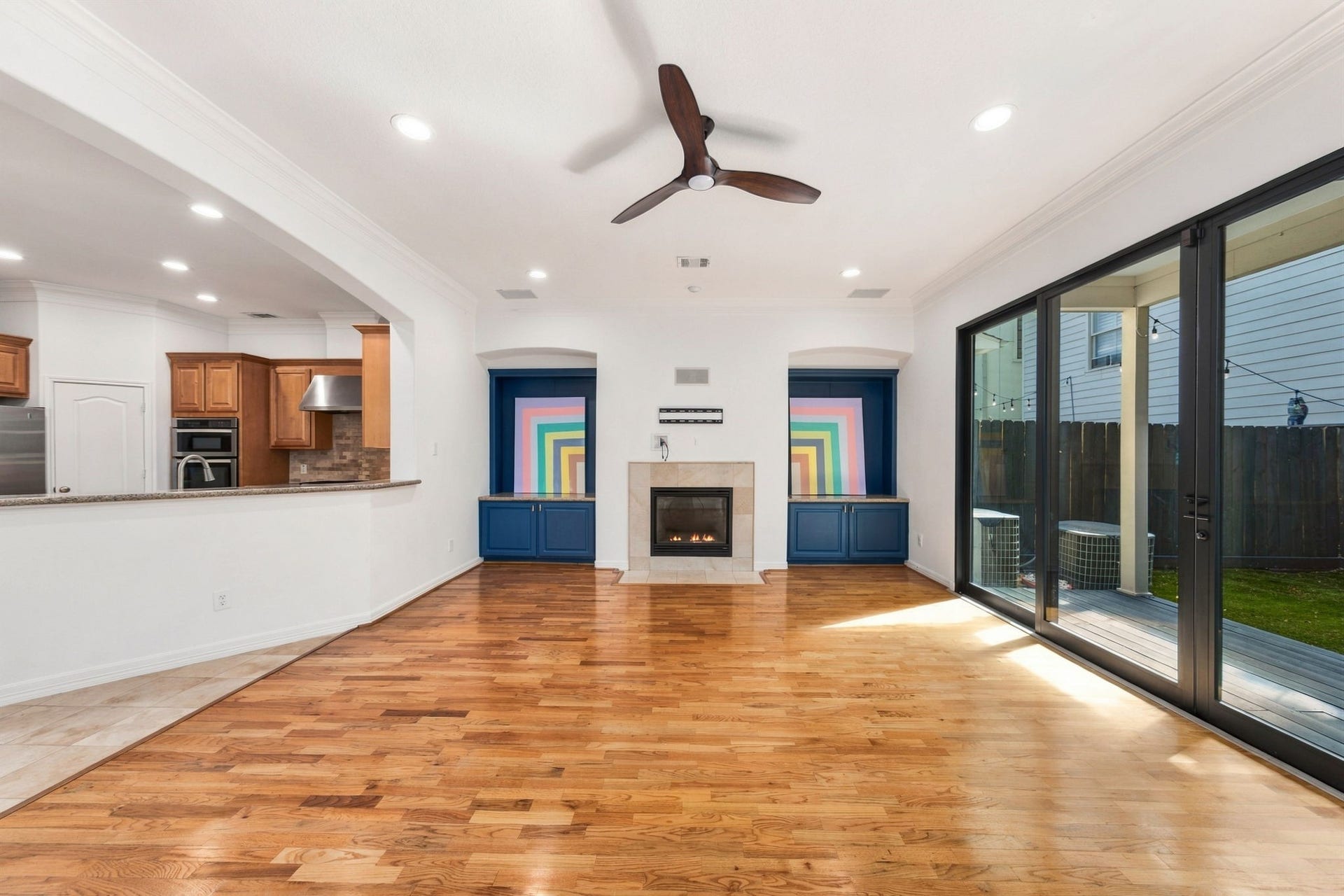 6113 Maxie Street, Houston, TX 77007 Expansive sliding glass doors bring natural light into the living room and open directly to the covered patio & private backyard.