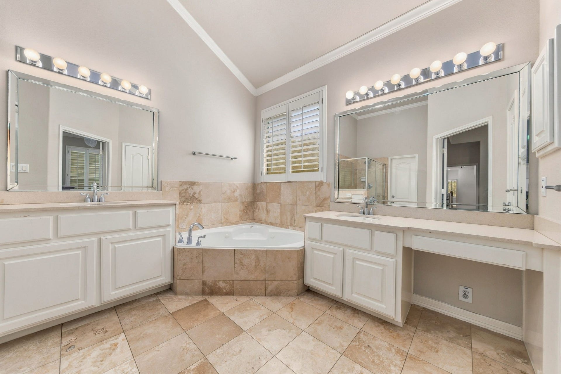 6113 Maxie Street, Houston, TX 77007 The primary bath offers separate vanities, a jetted soaking tub, tile flooring & a dedicated seated vanity area.