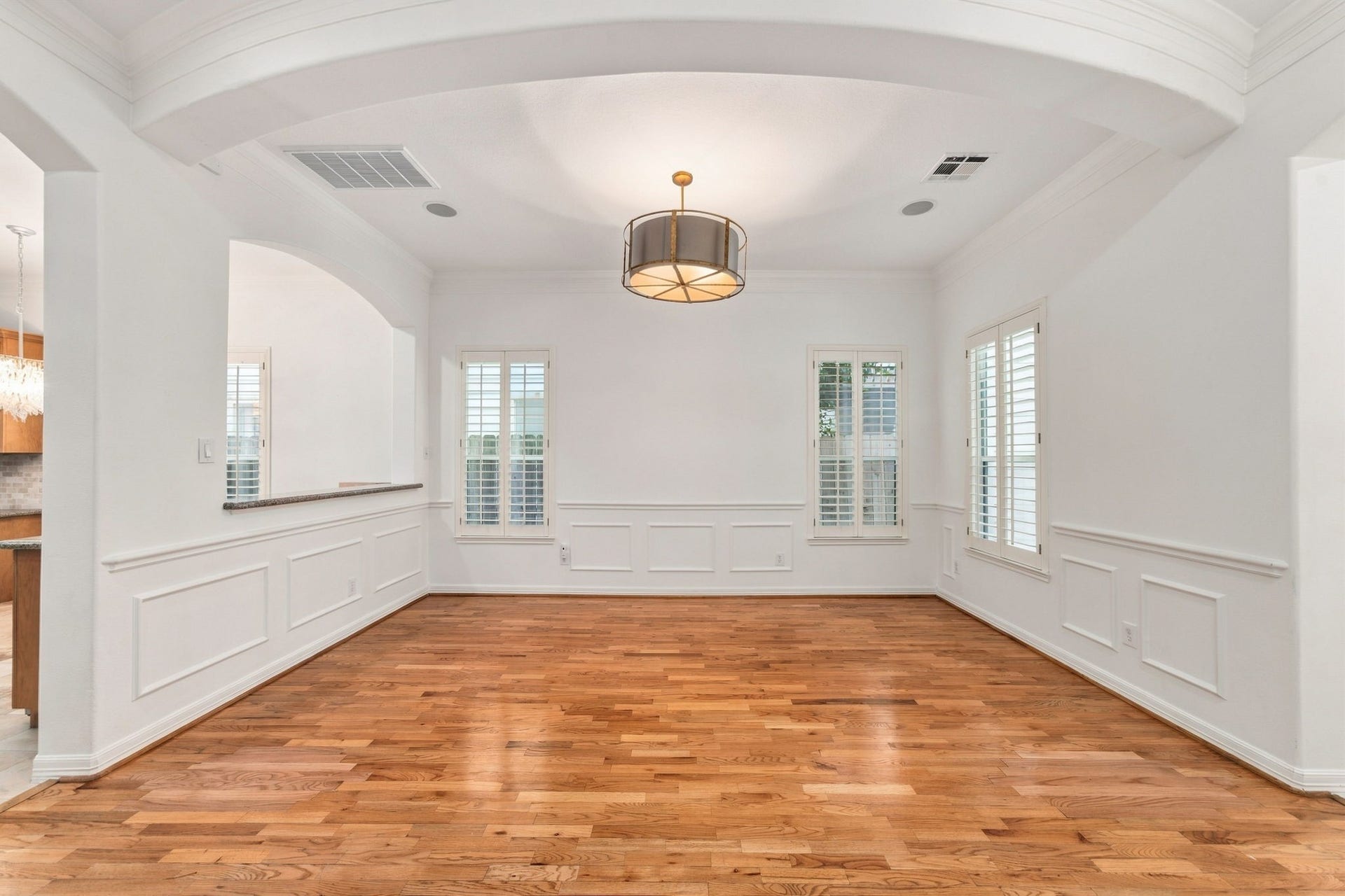 6113 Maxie Street, Houston, TX 77007 A lovely view of the curved staircase, rich hardwood floors & architectural archways that bring character to the main level.