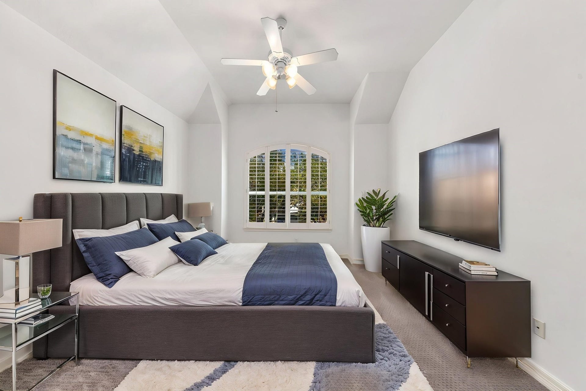 6113 Maxie Street, Houston, TX 77007 The largest of the three secondary bedrooms features a vaulted ceiling, arched window with plantation shutters & ceiling fan, offering plenty of flexibility for a variety of uses. Virtually staged to illustrate furniture placement.