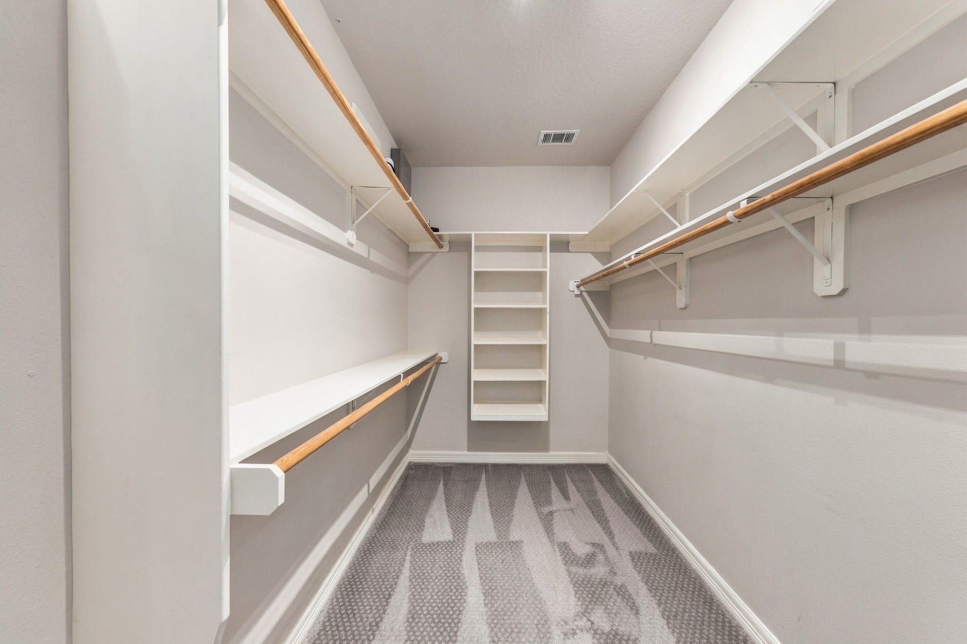 6113 Maxie Street, Houston, TX 77007 The Primary Bedrooms also features an oversized walk-in closet with double hanging rods, extensive shelving & plenty of room for wardrobe organization.