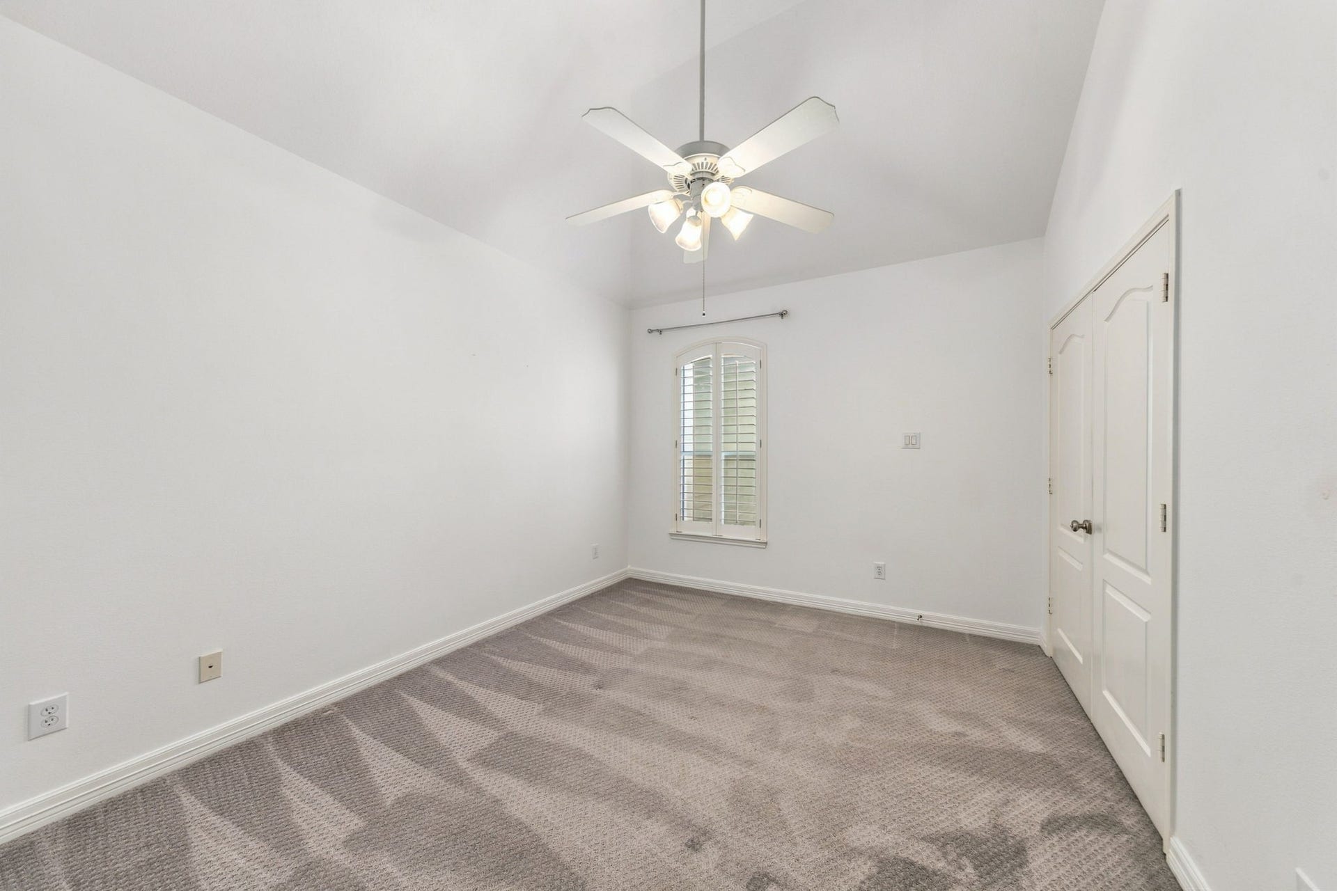 6113 Maxie Street, Houston, TX 77007 Unstaged view of the third secondary bedroom, highlighting its vaulted ceiling, plantation shutters & closet.